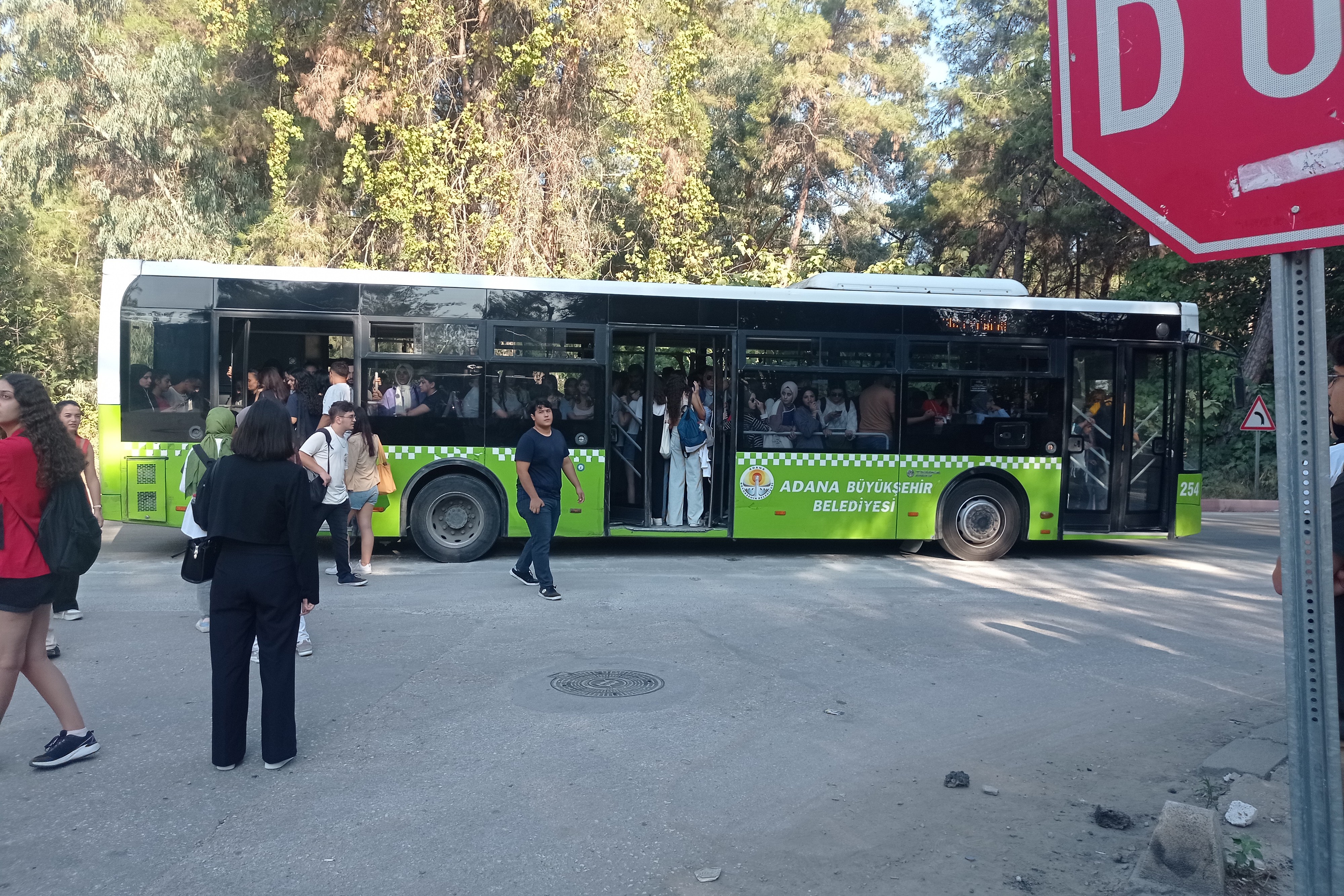 Yeşil renkli Adana Belediye otobüsünden ibnen vatandaşlar