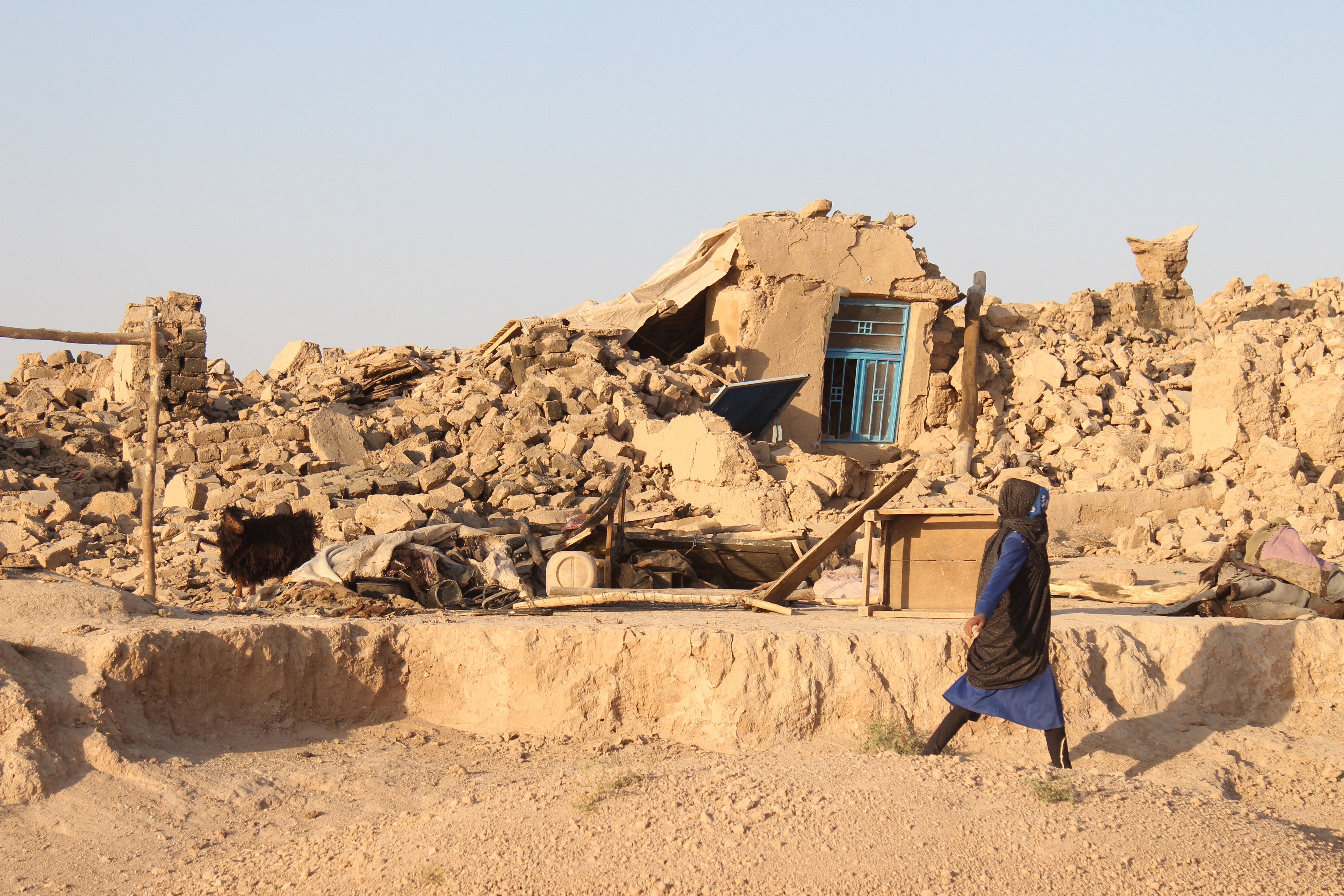 Afganistan'da depremde yıkılan ev