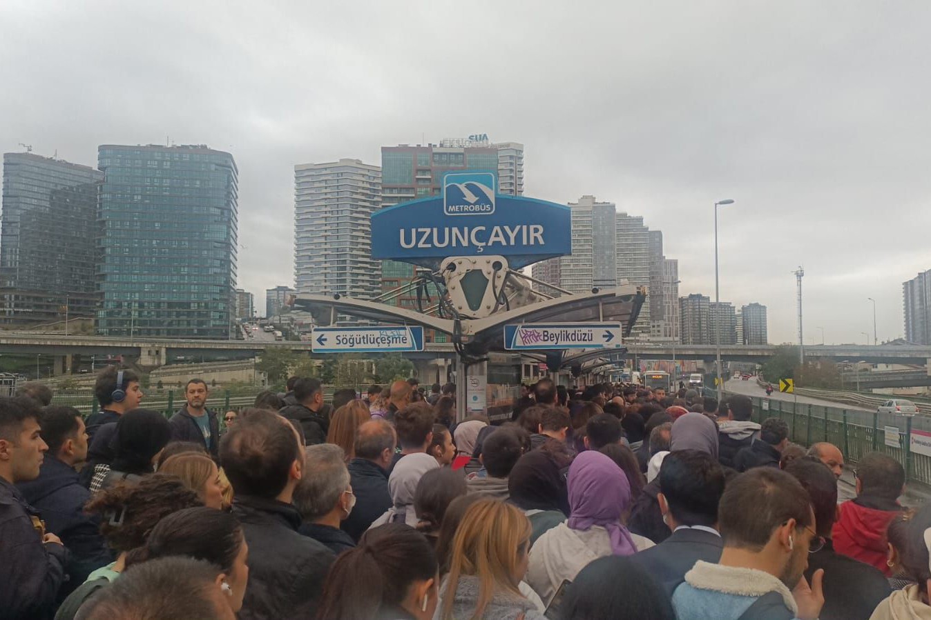 Metrobüs Uzunçayır durağında kaza