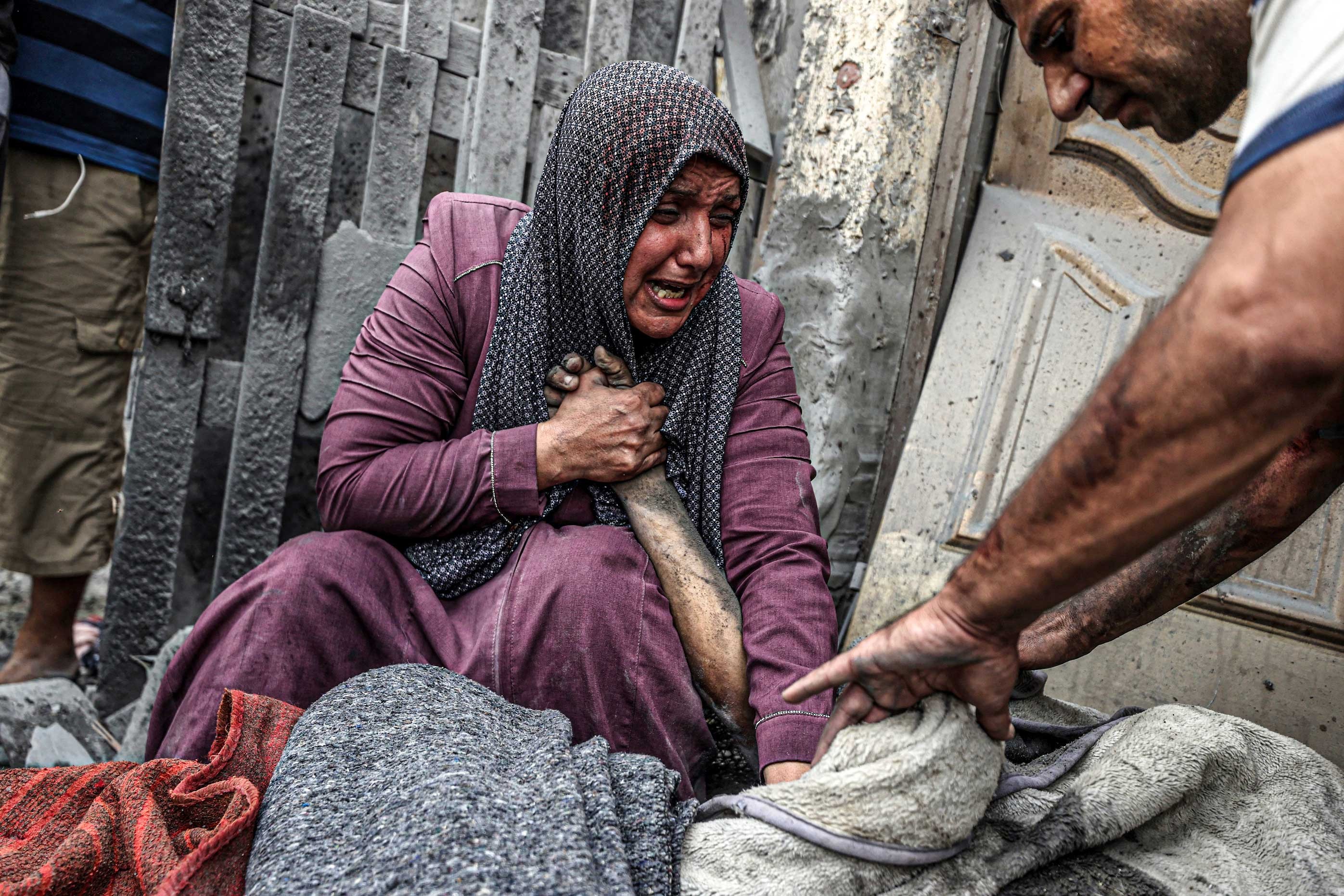 İsrail ordusunun, Gazze'nin Rıdvan mahallesine düzenlediği saldırı sonrası bölgede enkaz altındaki ölü ve yaralıları çıkarmak için çalışma başlatıldı.