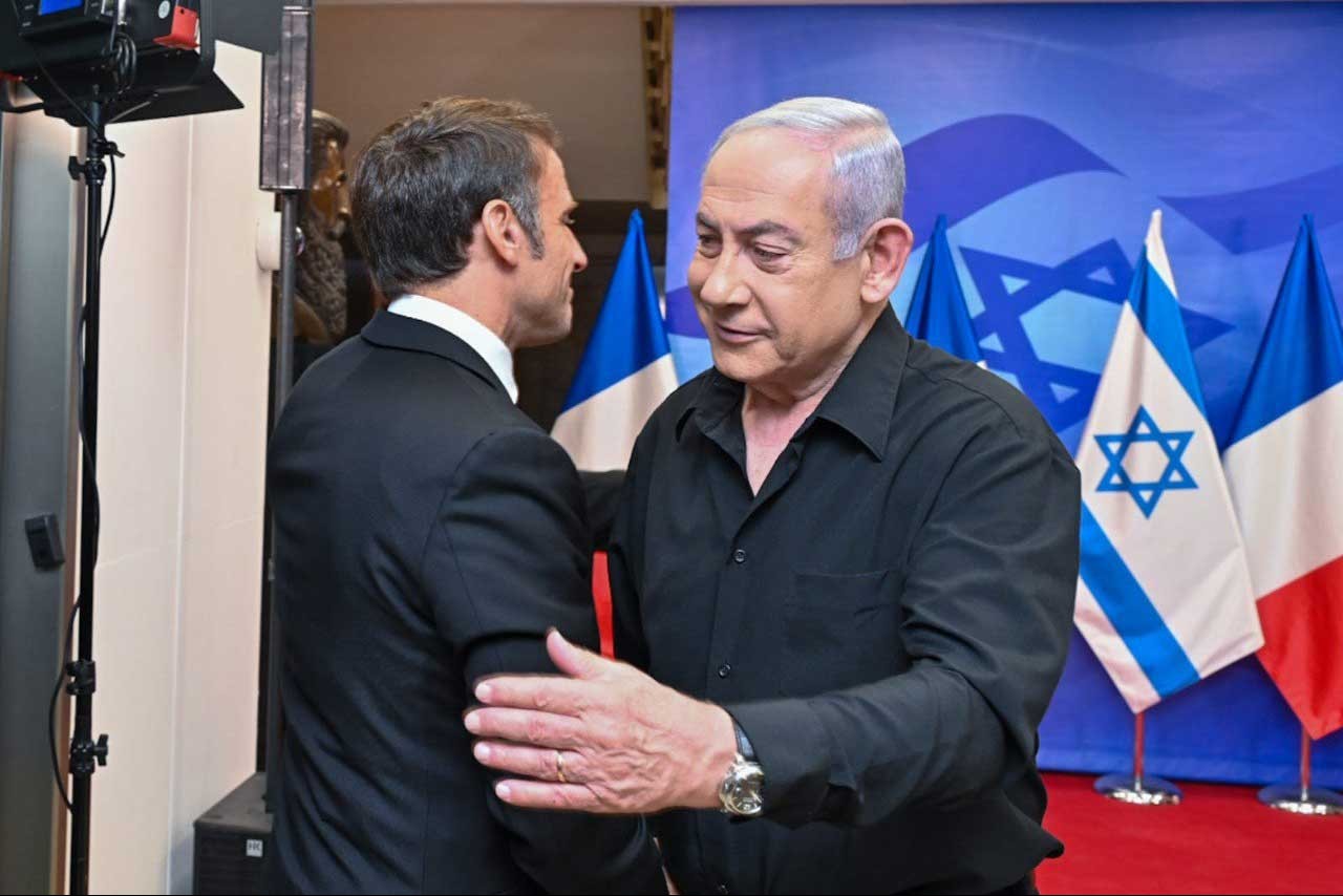 Fransa Cumhurbaşkanı Emmanuel Macron (solda), İsrail Başbakanı Binyamin Netanyahu (sağda) ile Batı Kudüs'te bir araya geldi.