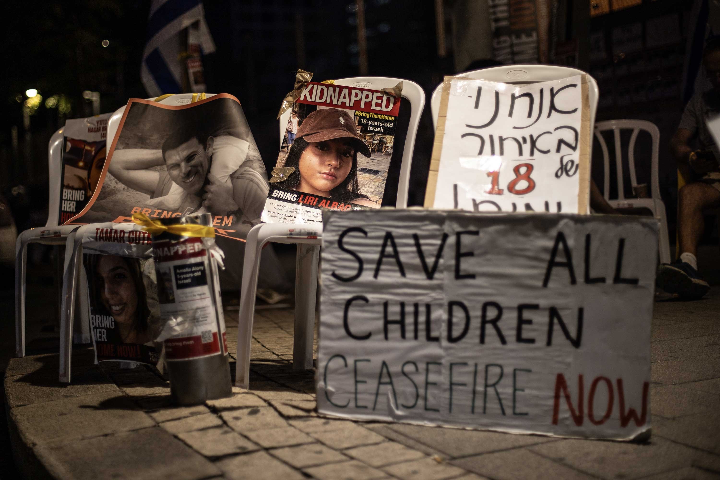 Tel Aviv'de 24 Ekim'de düzenlenen eylemdeki 'Tüm çocukları kurtarın, derhal ateşkes' dövizi