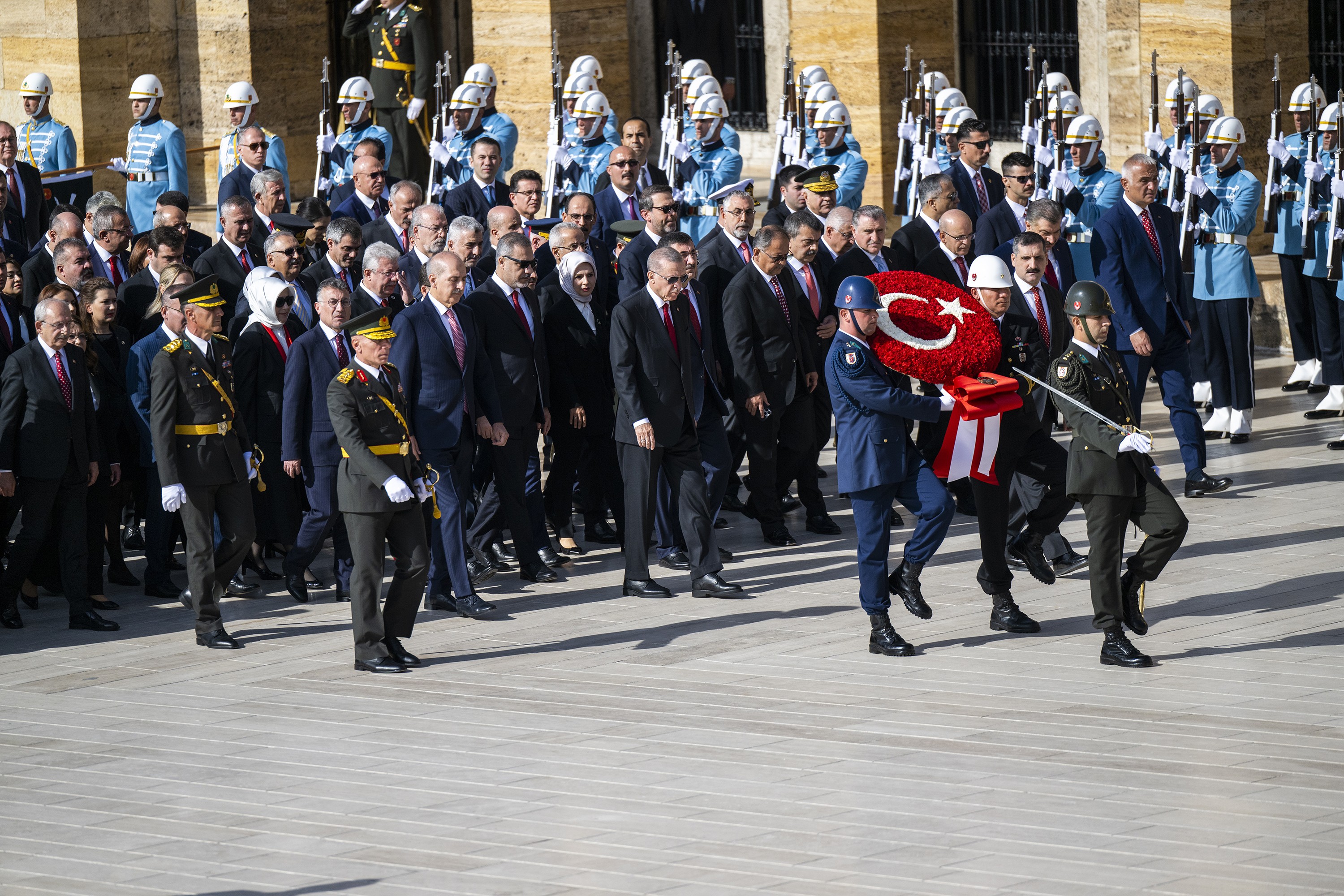 Erdoğan ve devlet Erkanı Anıtkabir'de.