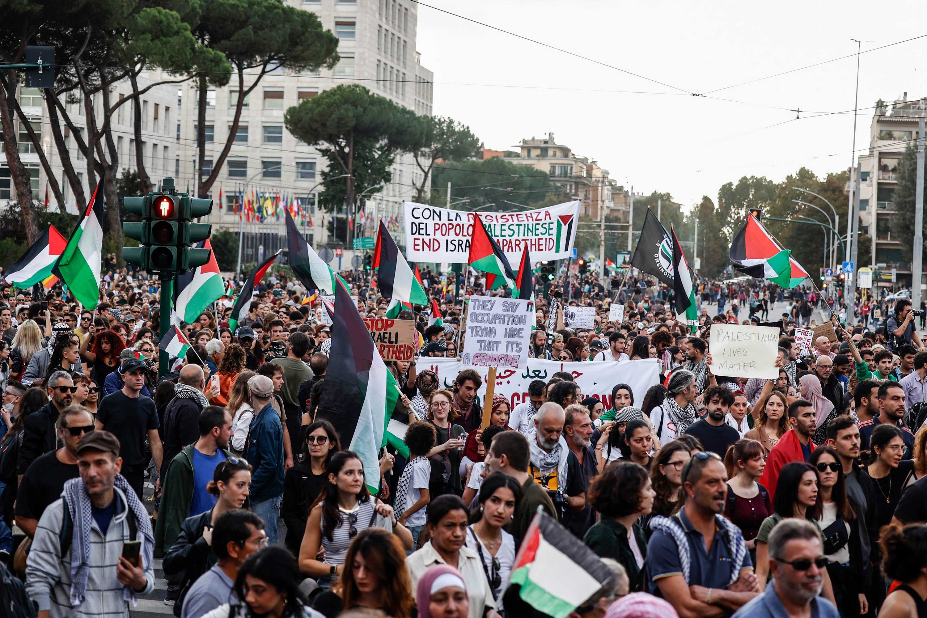 İtalya'da geniş katılımlı Filistin'e destek yürüyüşü düzenlendi  Previous Next İtalya'nın başkenti Roma'daki Filistin'e destek eylemi