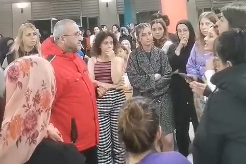 Çorum’da da İskilipli Atıf Hoca Kız Öğrenci Yurdu'nda arızalanan asansörde 6 öğrencinin mahsur kalması protesto edildi