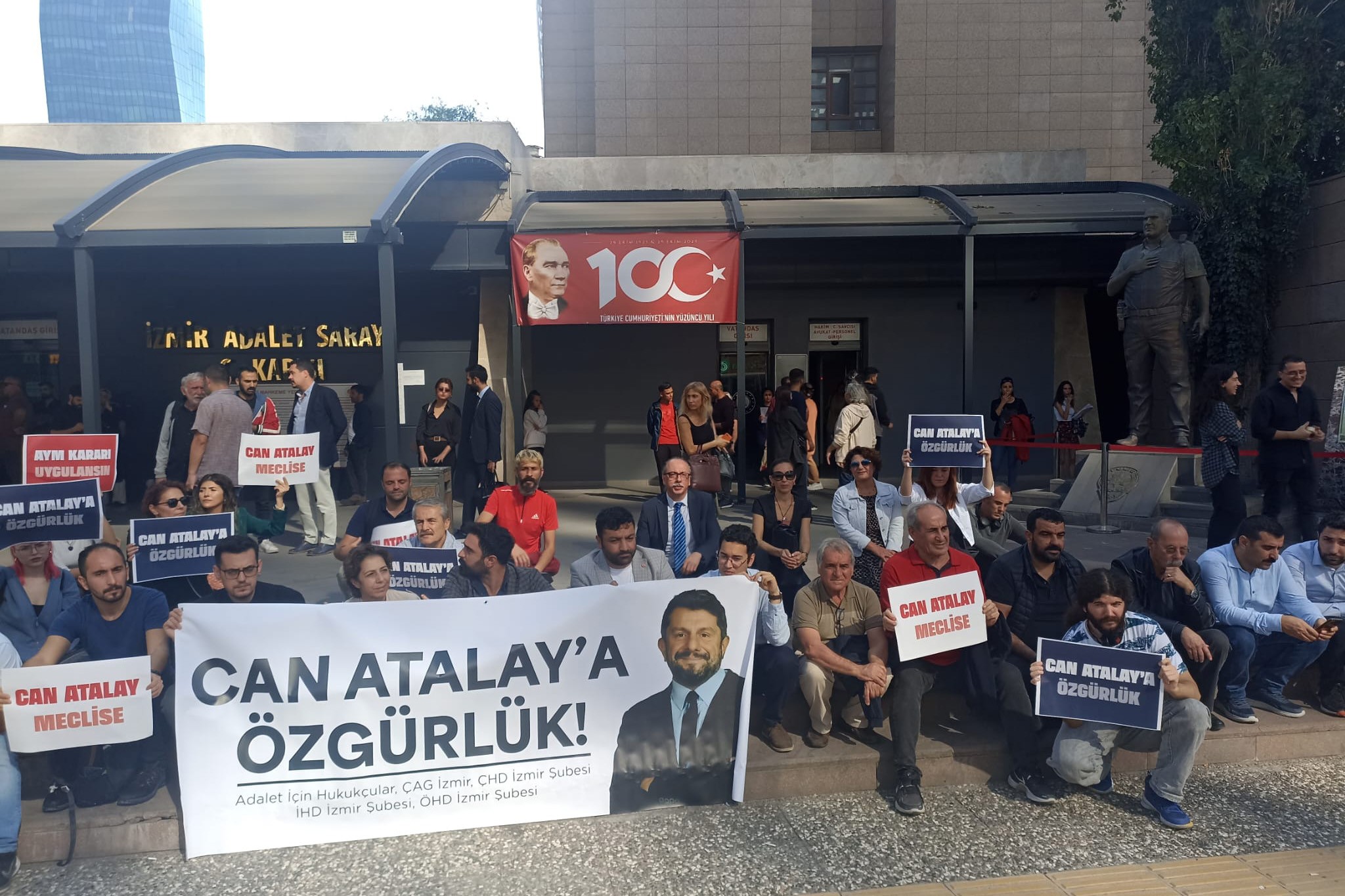 İzmir Adliyesi önünde yapılan Can Atalay açıklaması