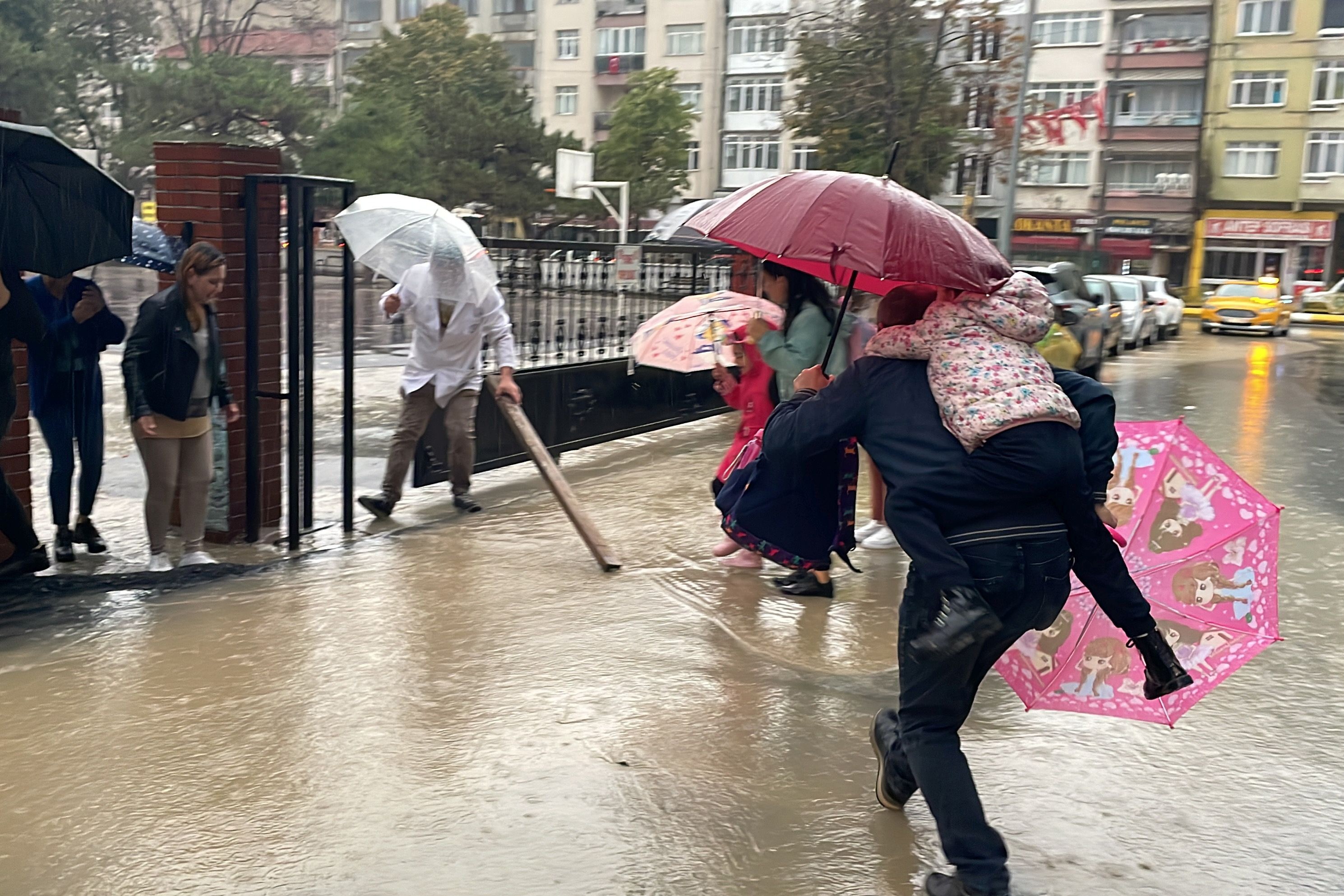 Edirne'de sağanak yağış etkili oldu