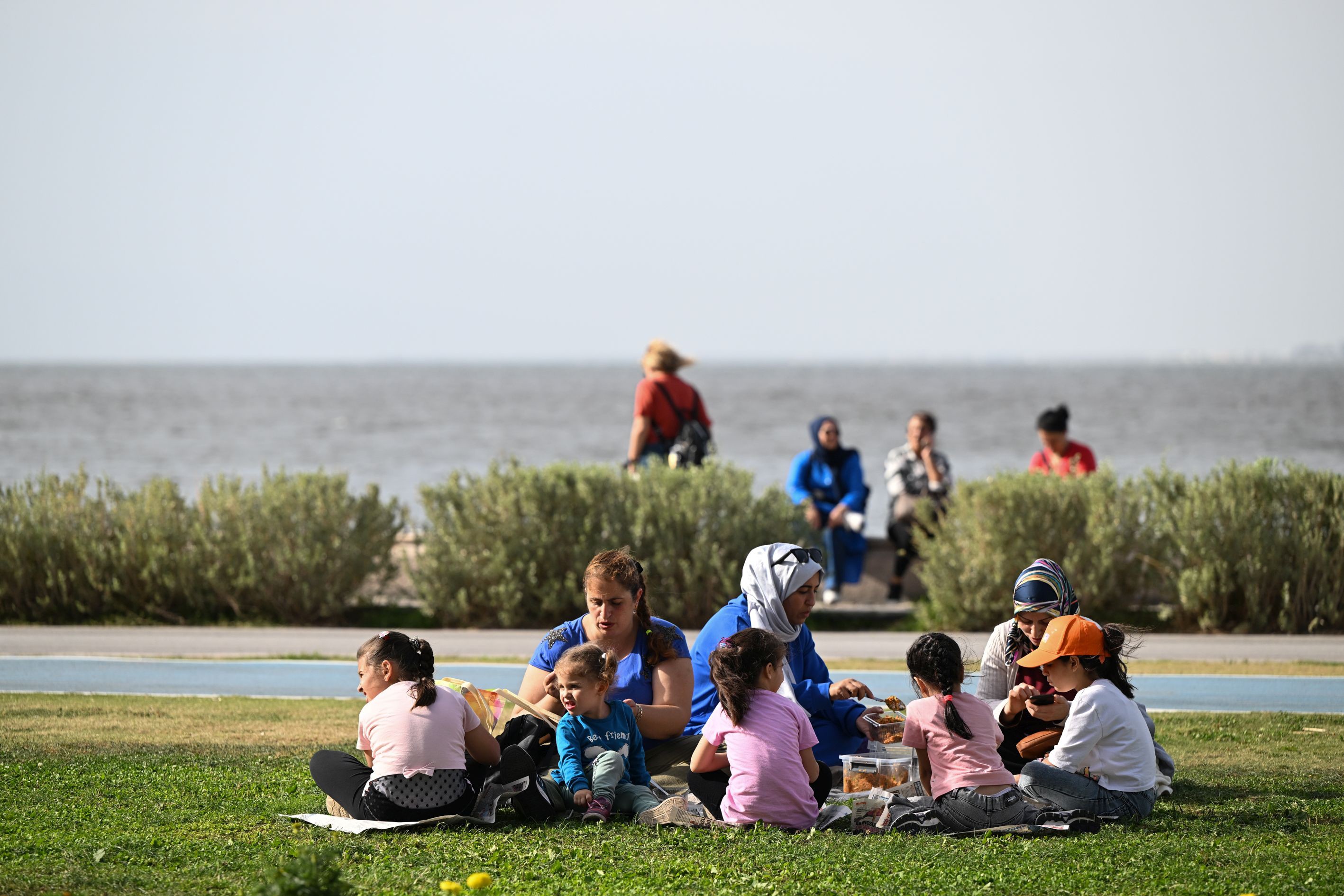 İzmir'de kasım ayında yaşanan sıcak havada parklara gidenler