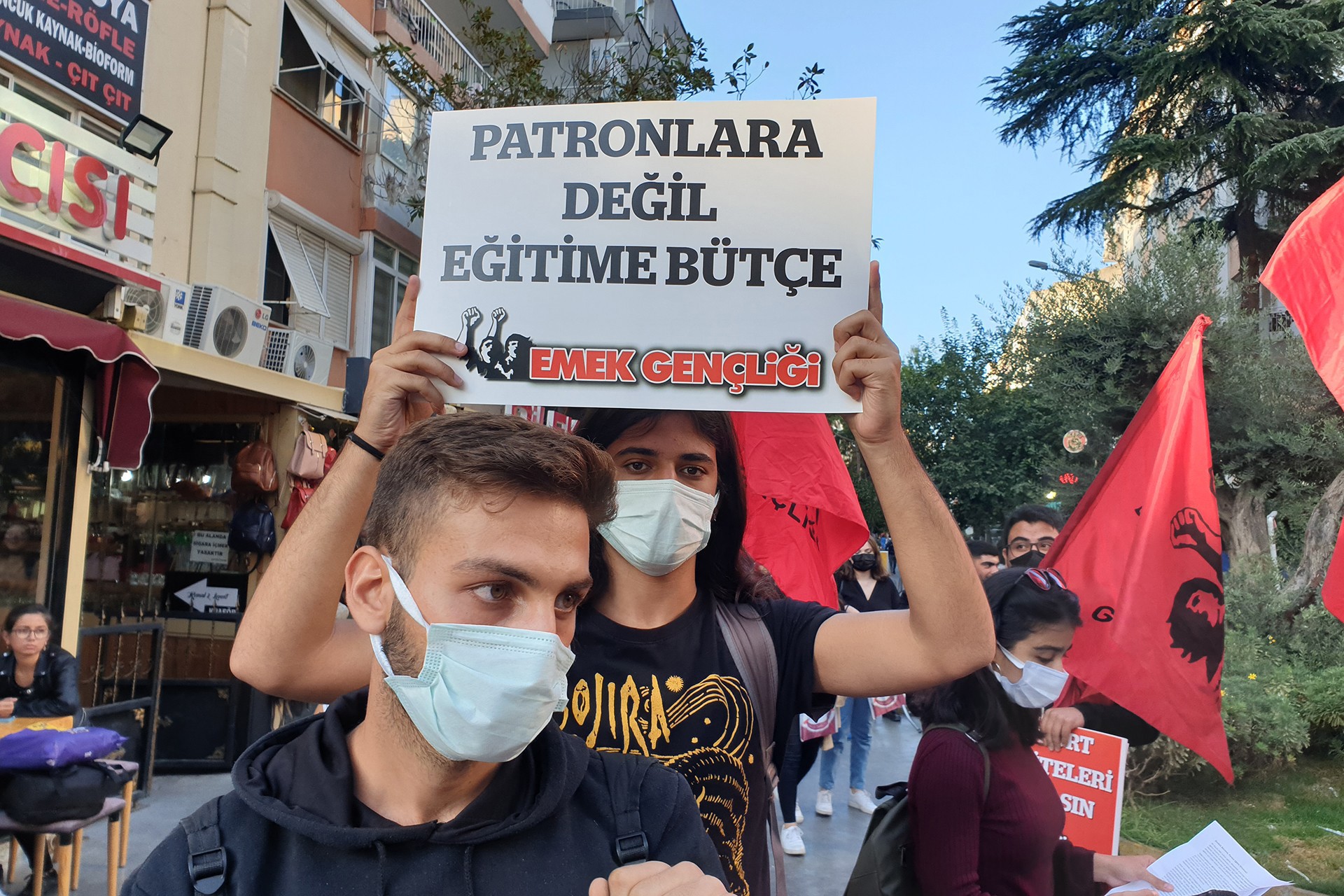 Patronlara değil eğitime bütçe dövizi tutan gençler