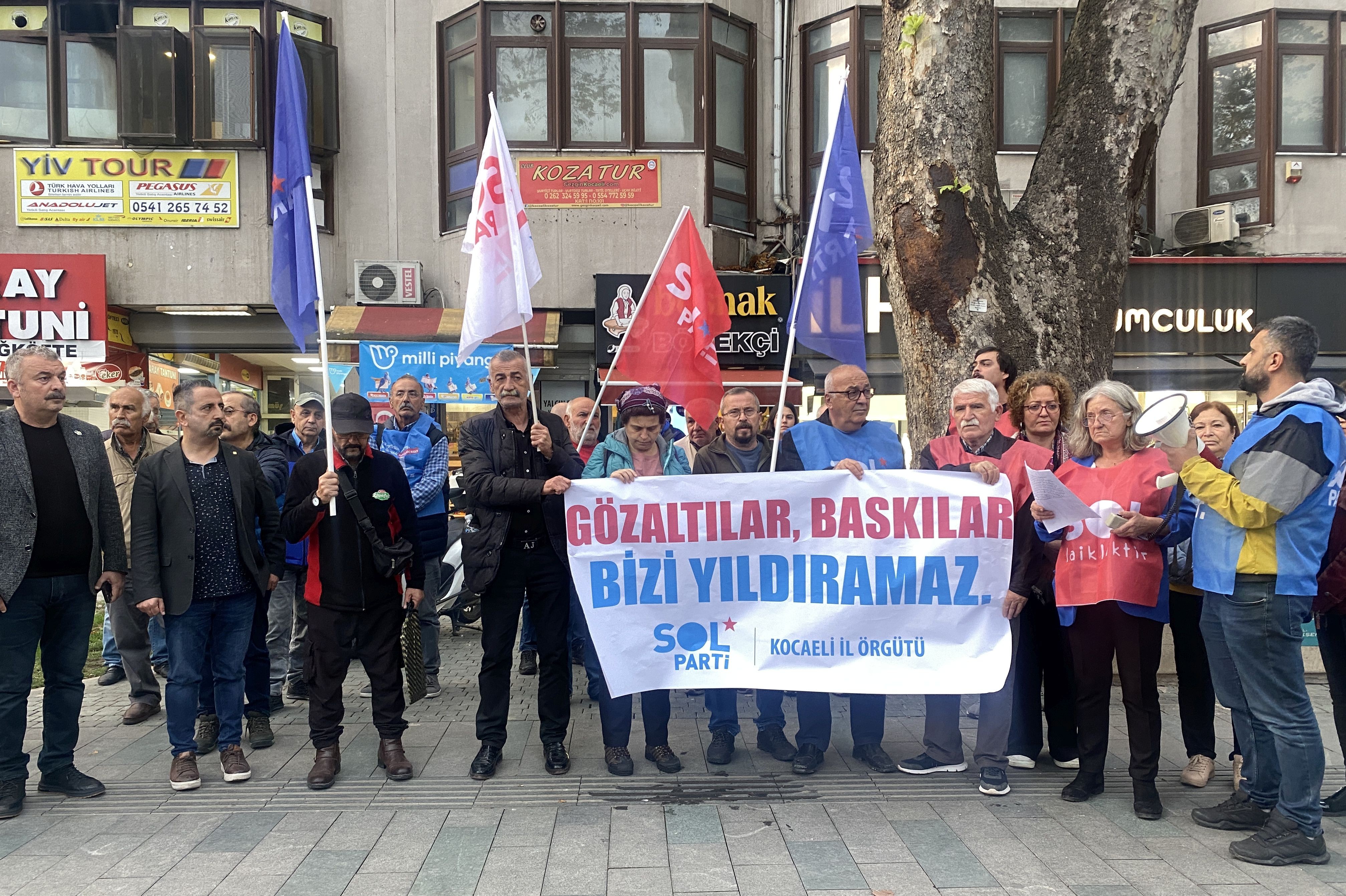 sol parti flaması ve pankartı taşıyan bir grup kişi