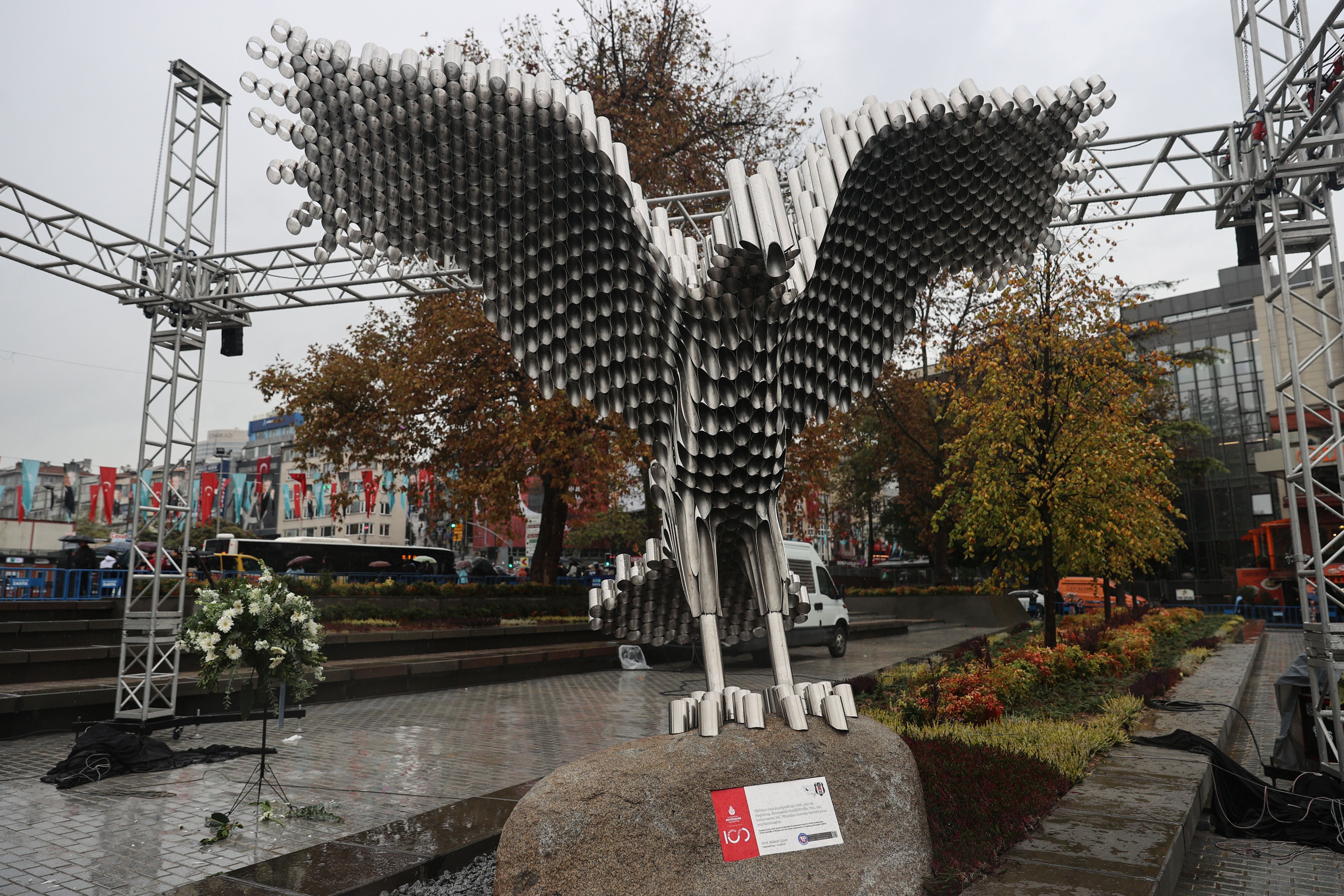 Beşiktaş İskelesi kartal heykeli 