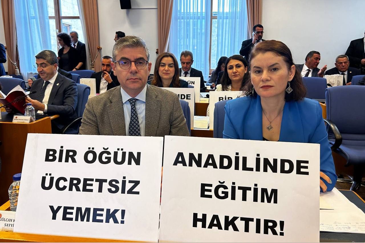 MEB bütçesi görüşmelerinde anadilde eğitim ve ücretsiz yemek protestosu