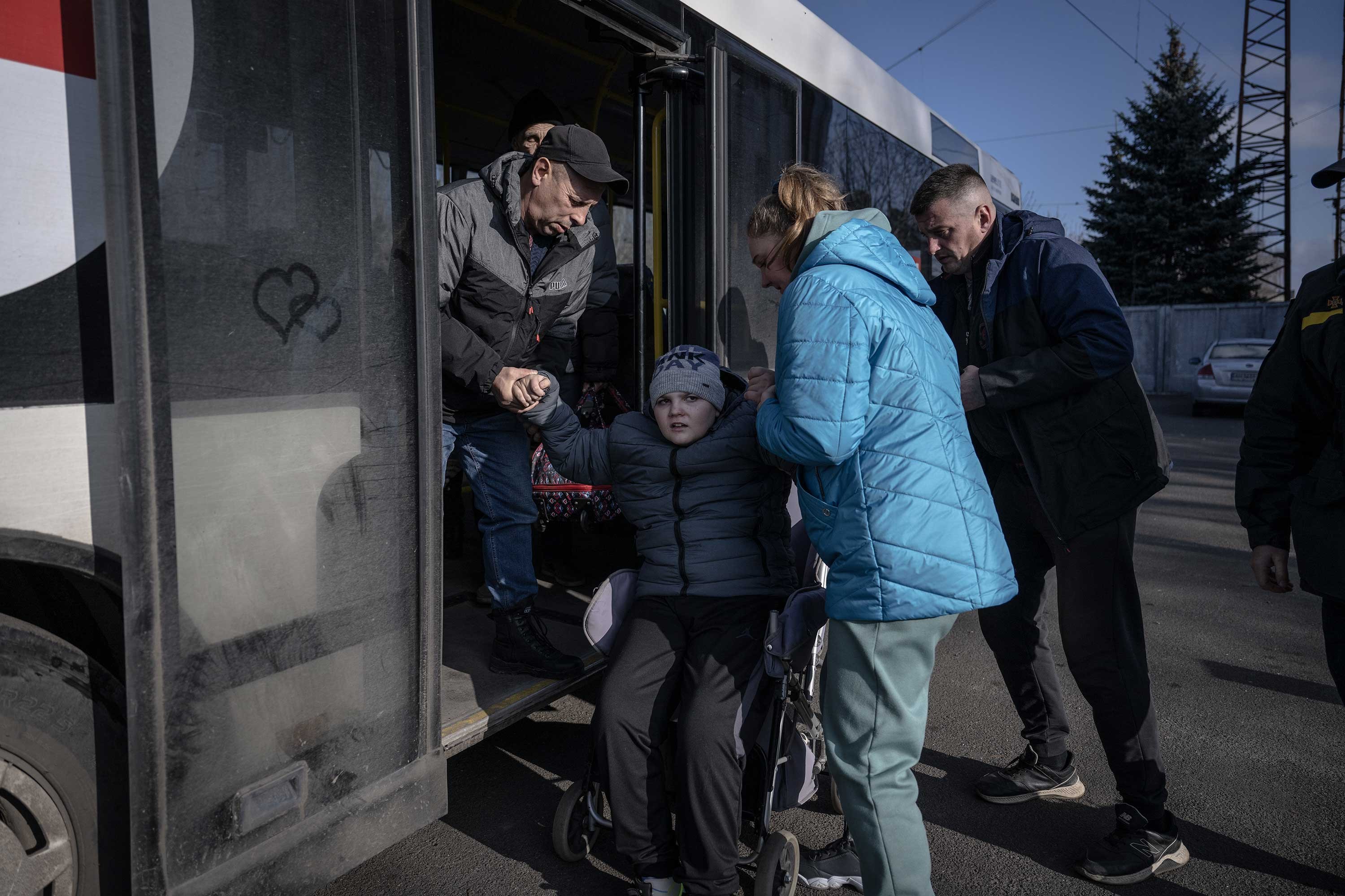 Çatışmaların devam ettiği Donetsk bölgesinde sivillerin tahliyesi sürüyor