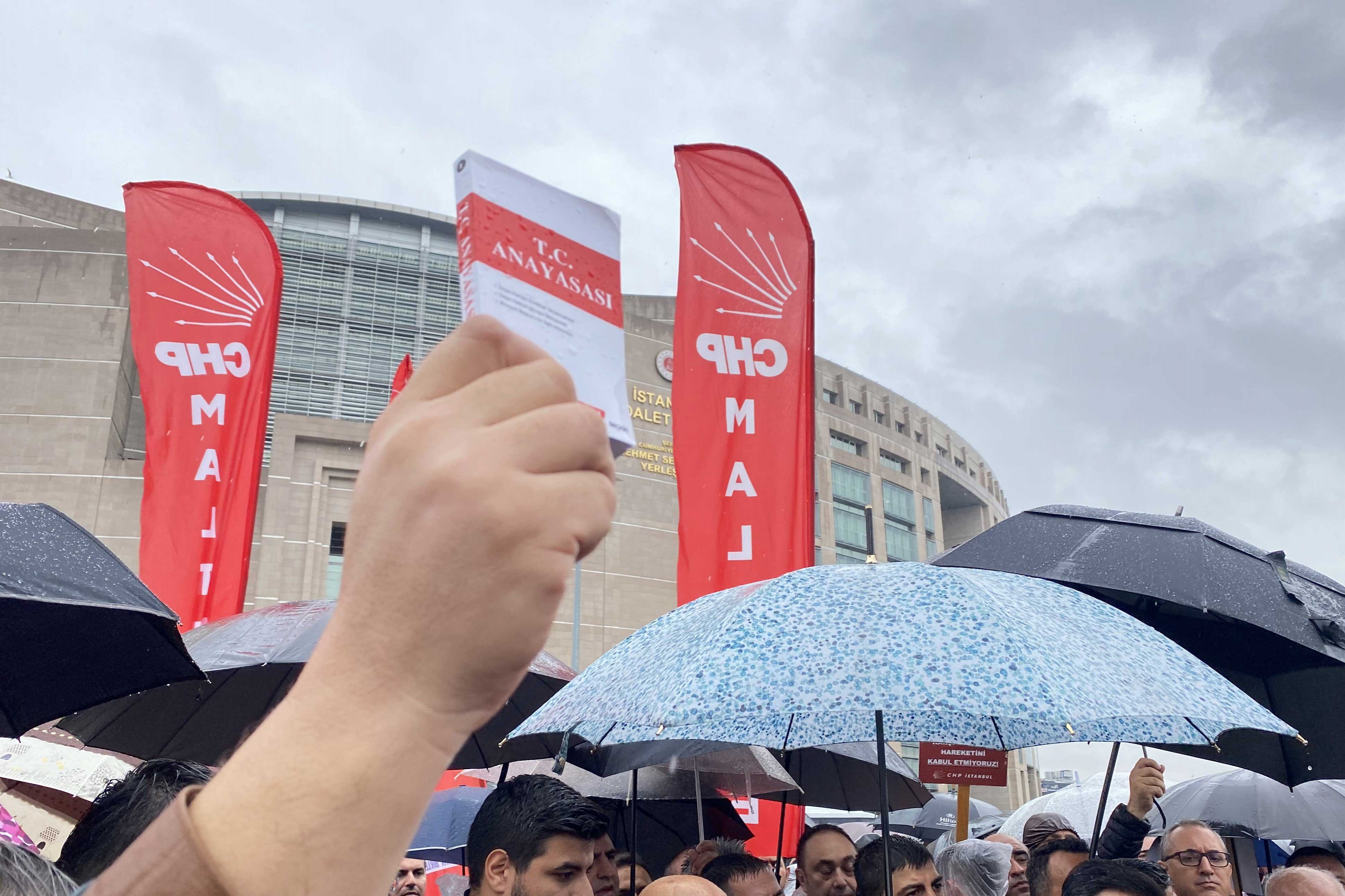 CHP İstanbul İl Örgütü, 'Anayasal düzene karşı kalkışmaya dur demek için' Çağlayan'da eylem düzenledi.