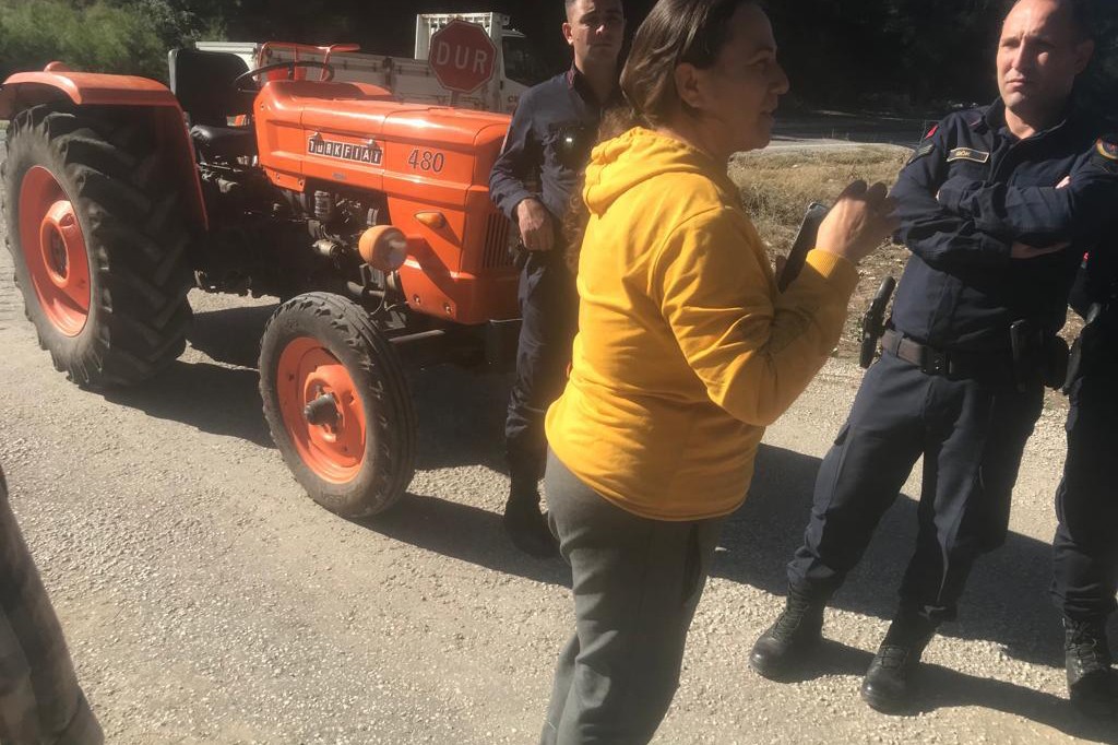 Tarlasını şirketten korumaya çalışan köyle gözaltına alınmaya çalışıldı