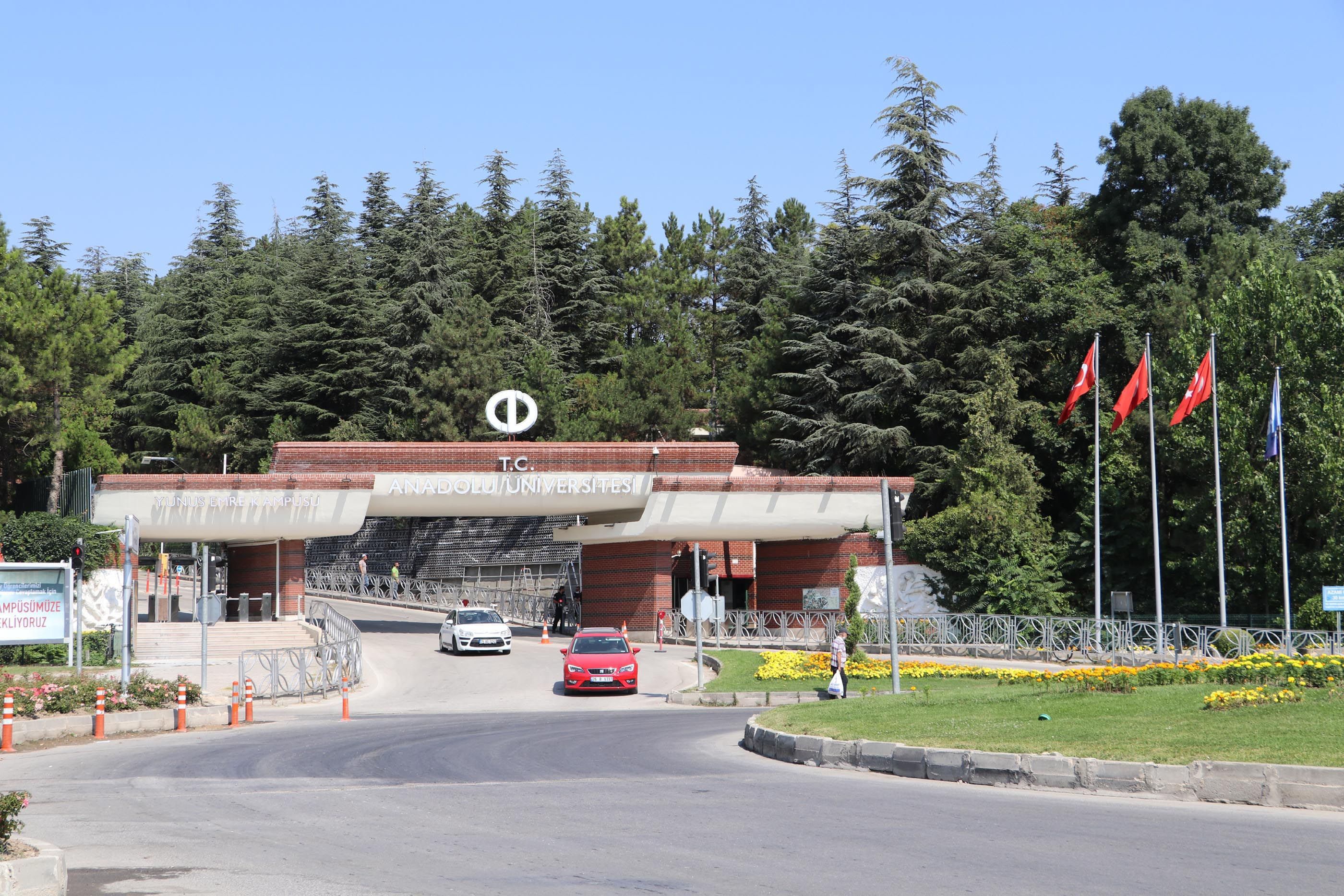 Anadolu Üniversitesi kapısı