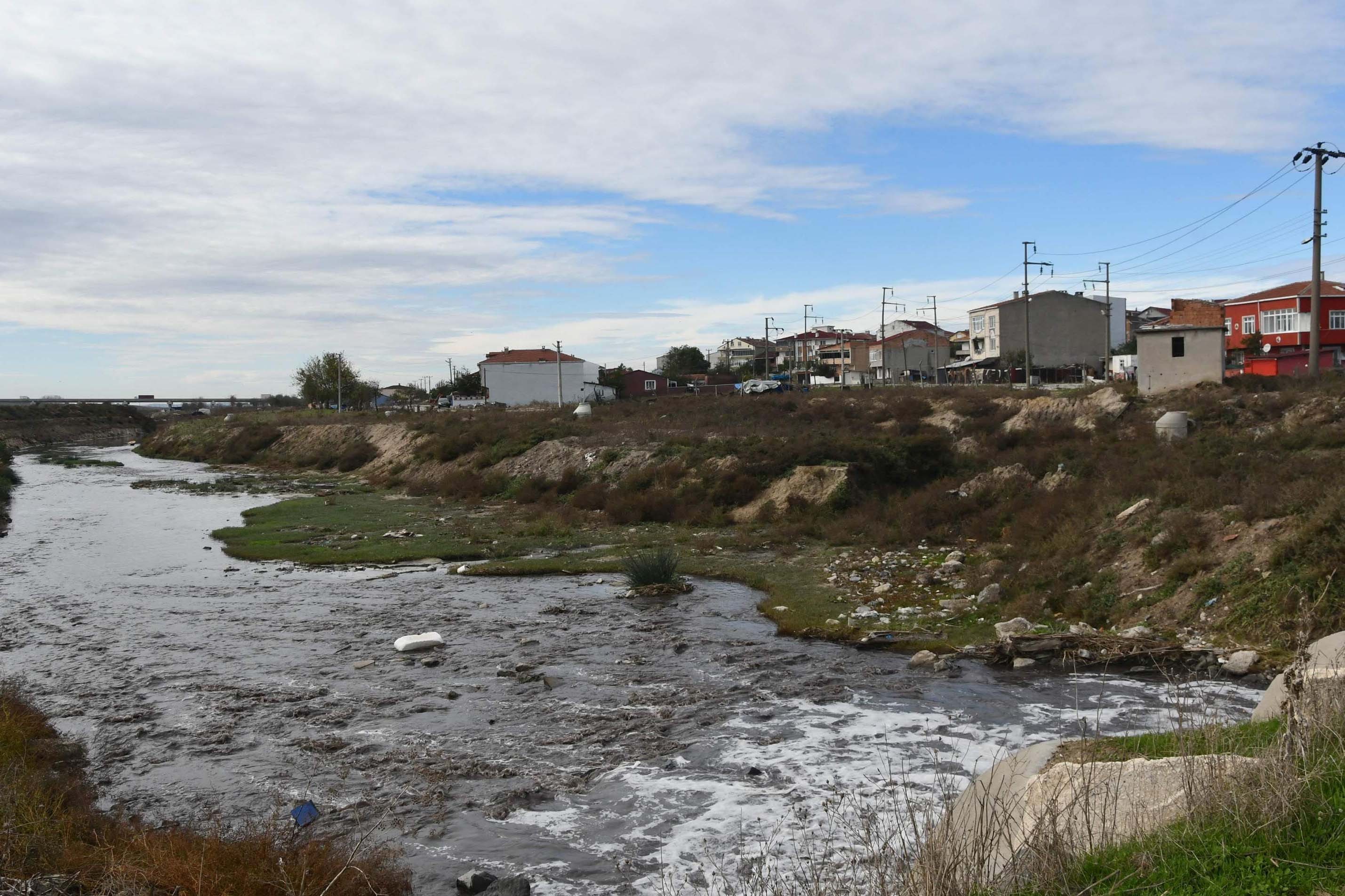 Tekirdağ'da işletmeler tarafından kirletilen dere