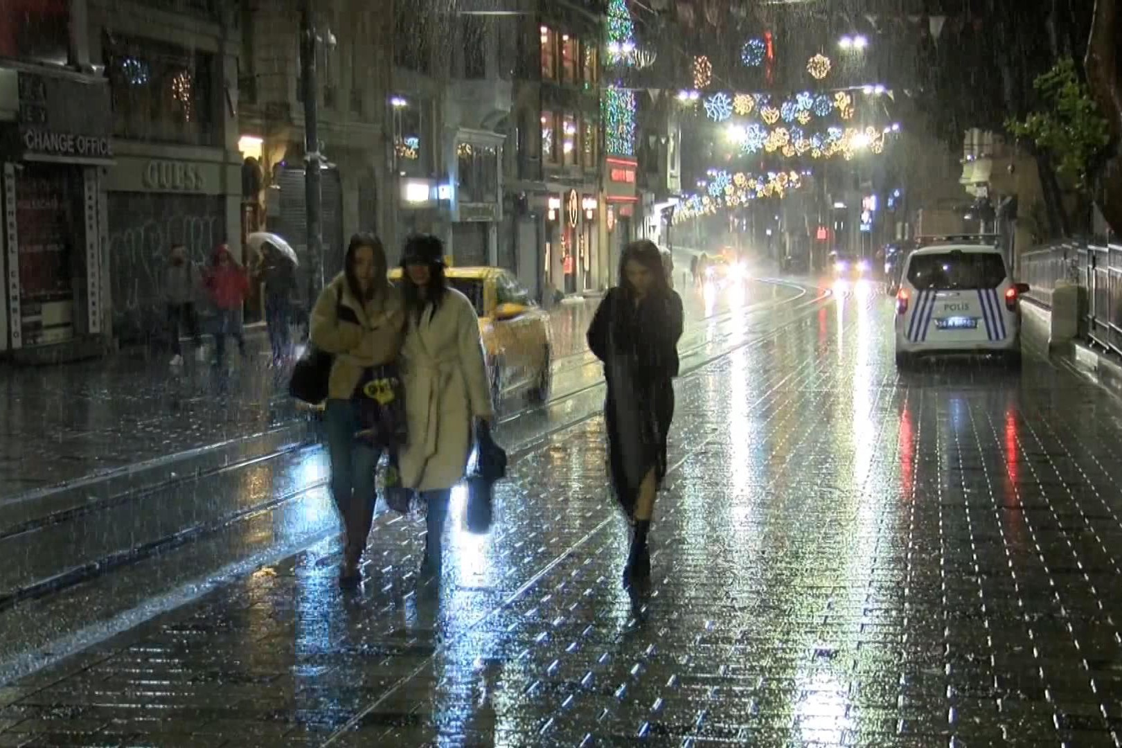 İstiklal'de kar yağıyor