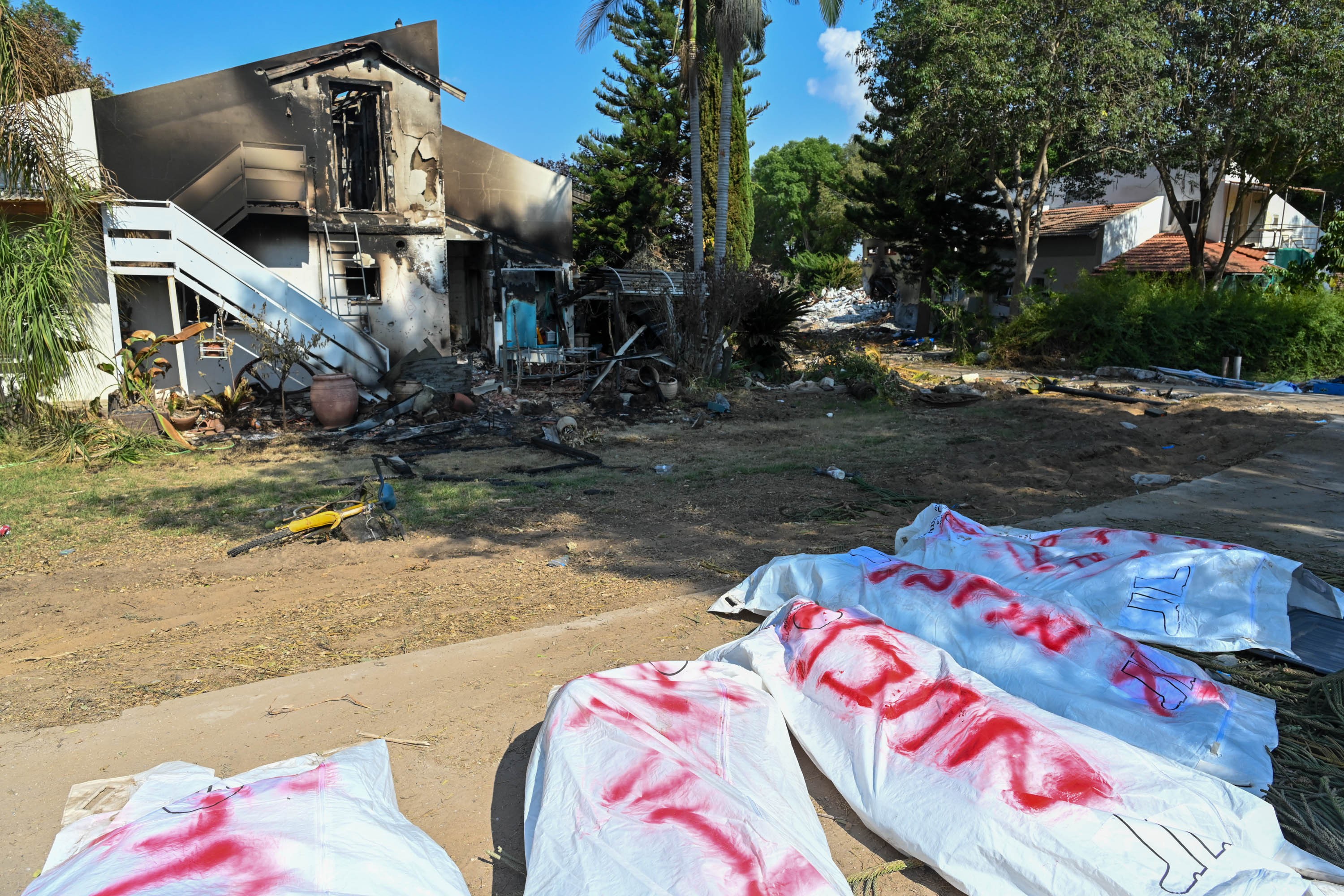 Hamas'ın 7 Ekim'deki saldırısında 1200 kişinin öldüğü açıklanmıştı. Örtülü ölü bedenler.