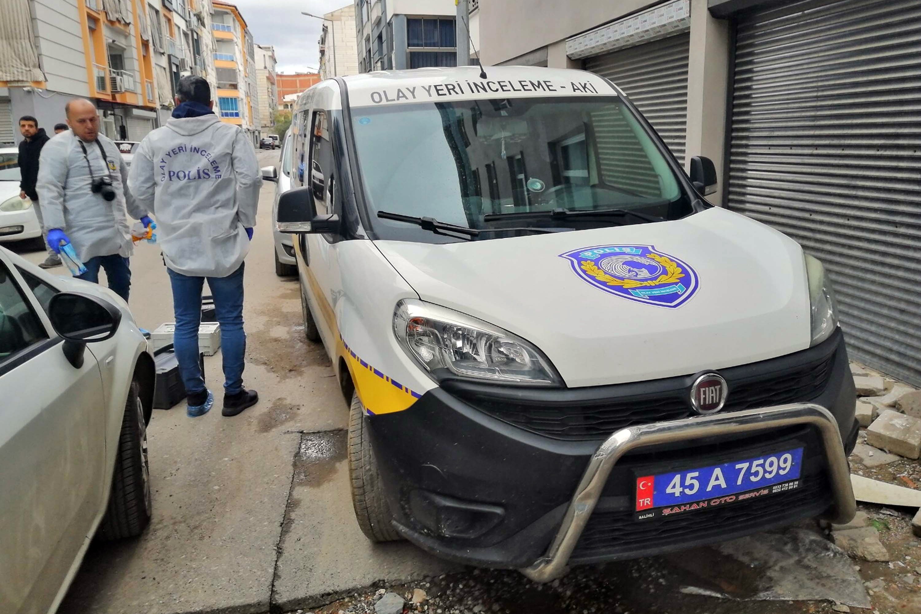 Manisa Salihli'de anne ve kızının asansörde ölü bulunmasının ardından ekiplerin çalışması esnasında çekilmiş fotoğraf.