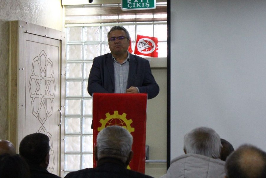 EMEP Genel Başkan Yardımcısı Sedat Başkavak, partisinin Kayseri il örgütü kongresinde konuşurken.