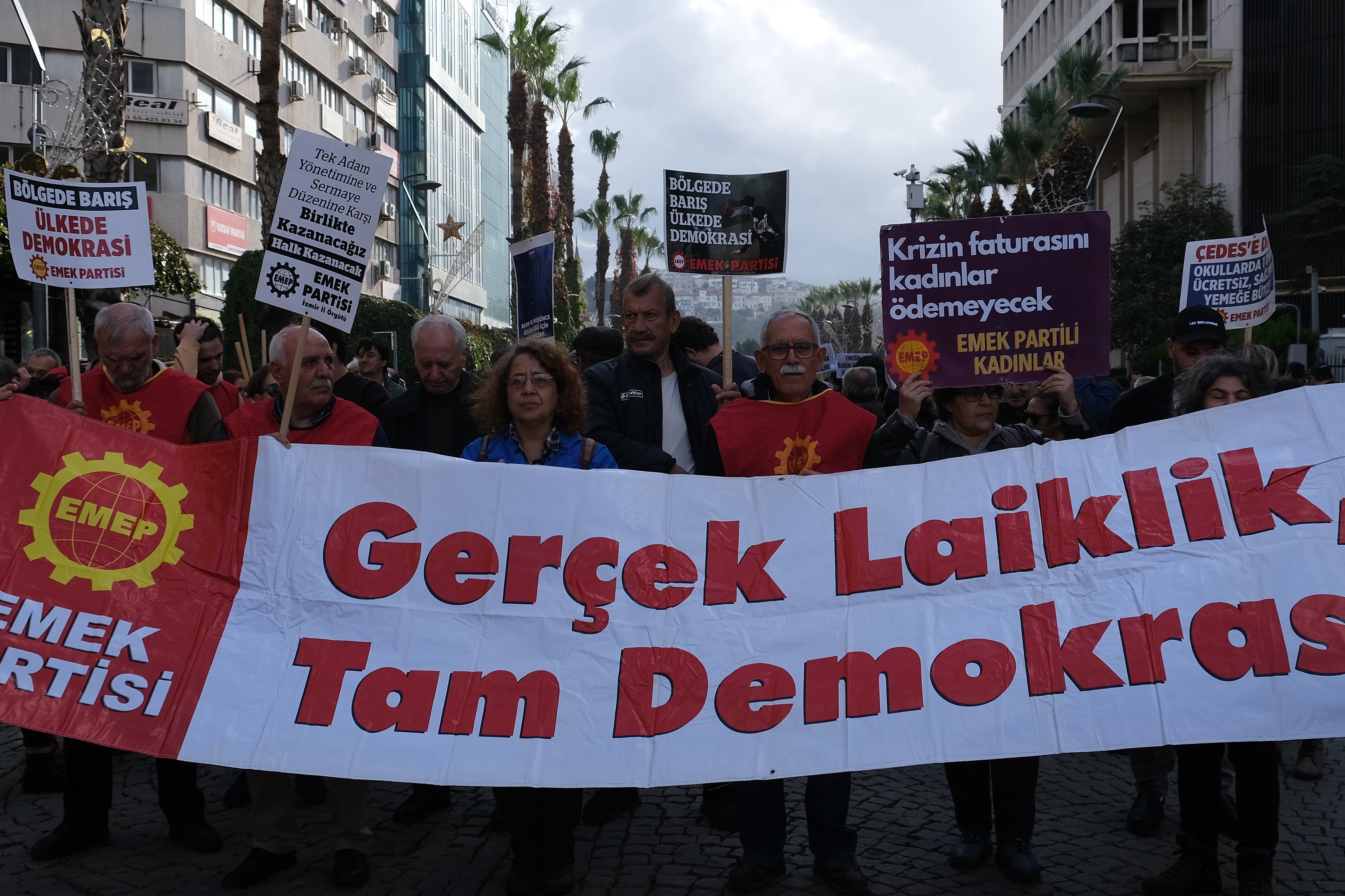 İzmir Emek ve Demokrasi Güçleri, yaşanan hak ihlallerine karşı “Adalet Yürüyüşü” 