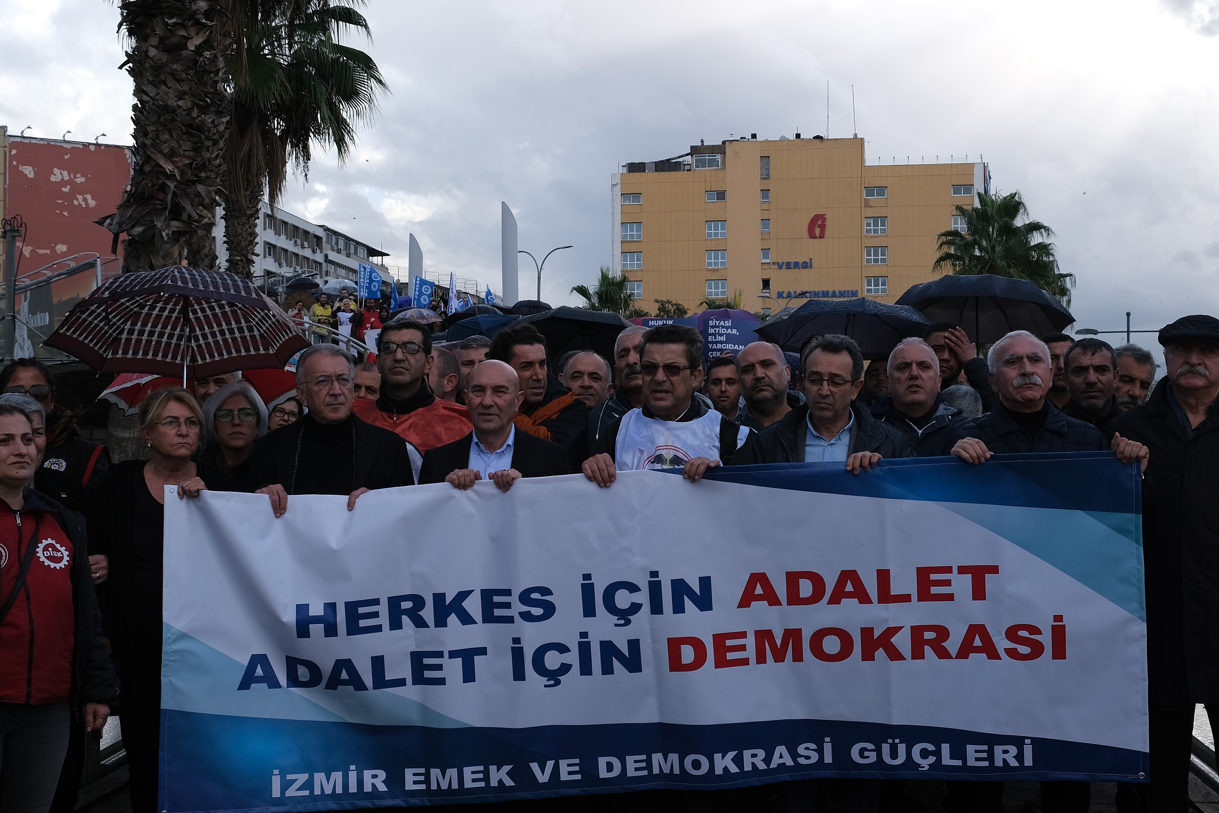 İzmir Emek ve Demokrasi Güçleri, yaşanan hak ihlallerine karşı “Adalet Yürüyüşü” 