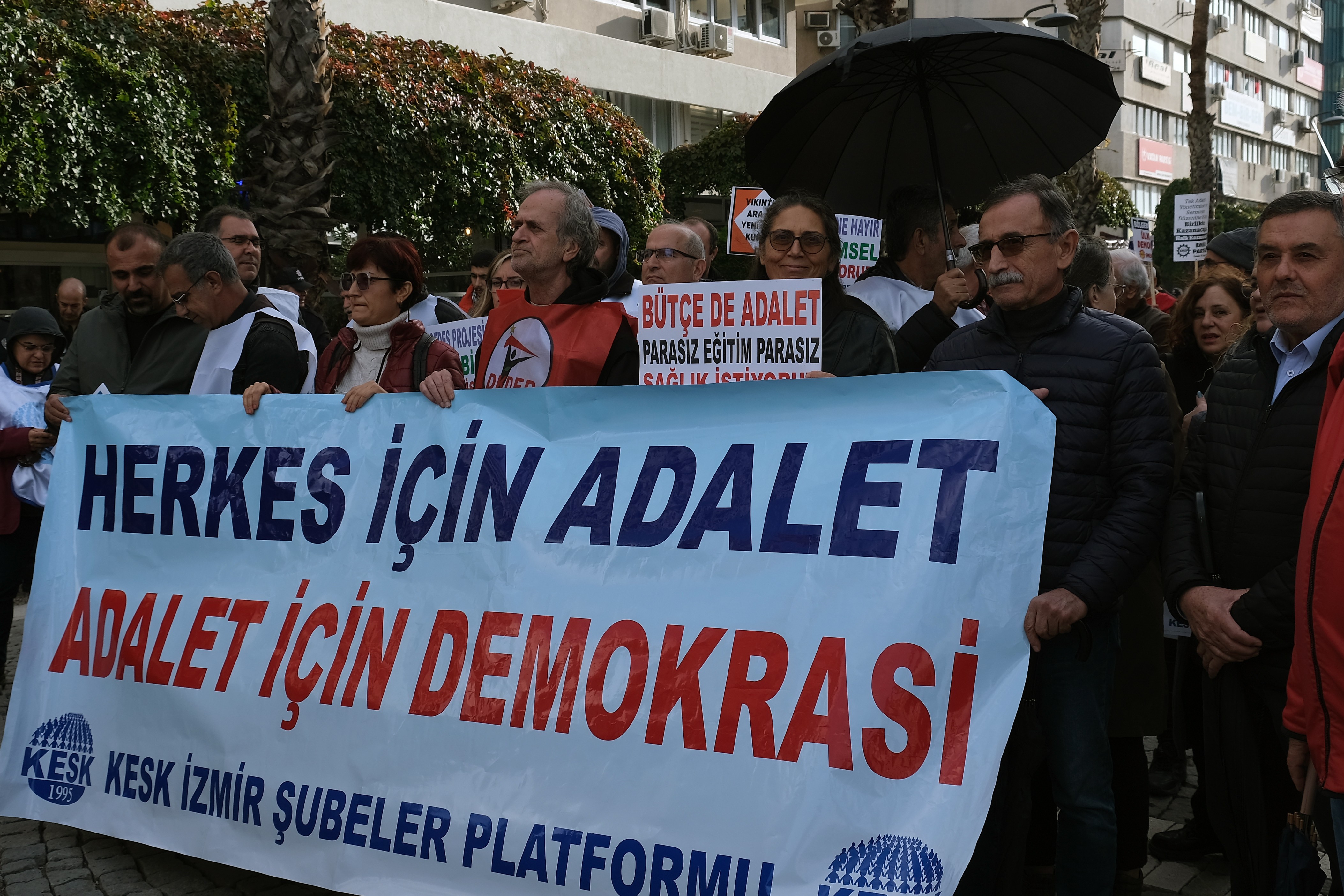 İzmir Emek ve Demokrasi Güçleri, yaşanan hak ihlallerine karşı “Adalet Yürüyüşü” 