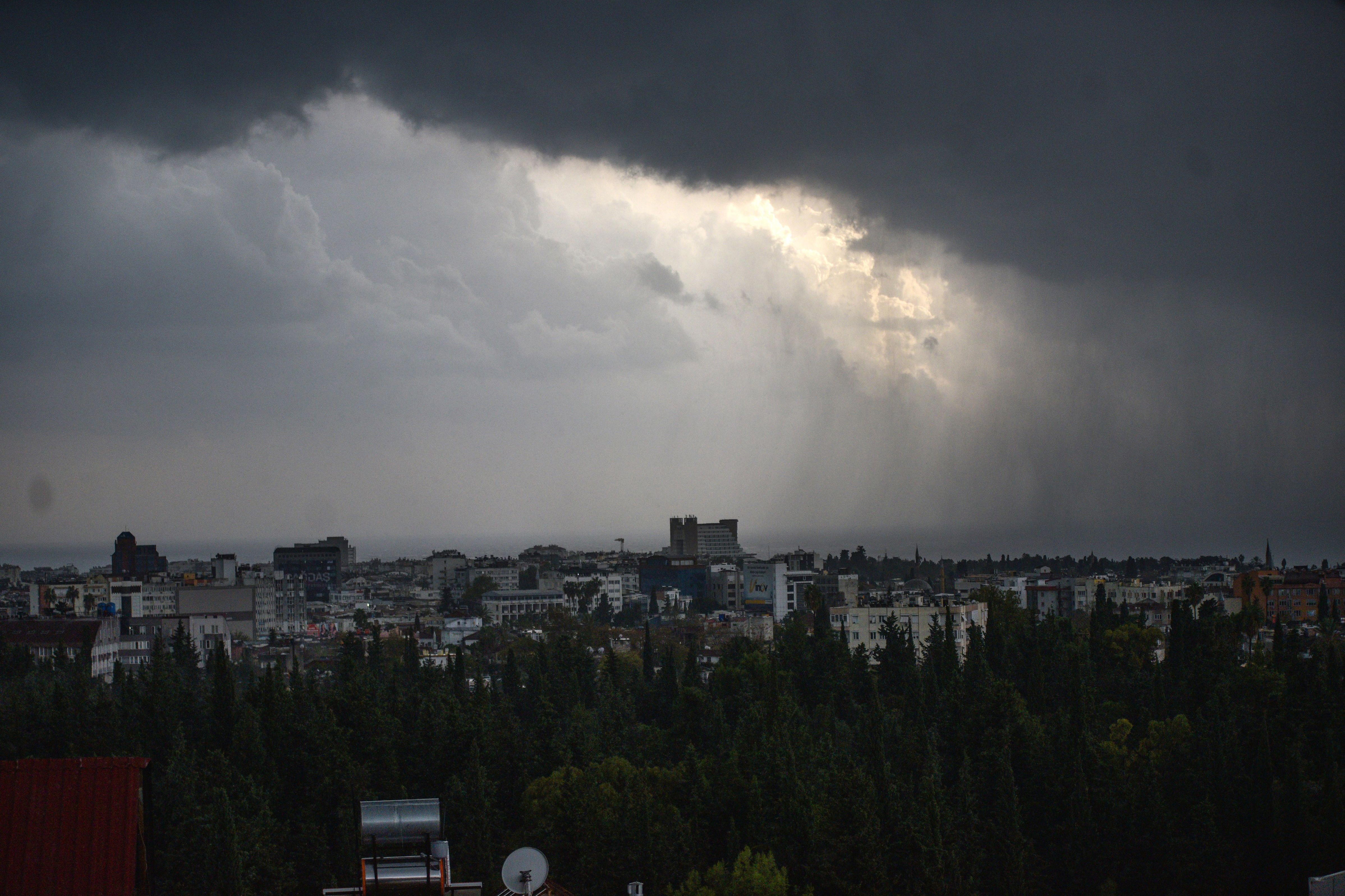 Antalya'da fırtına ve yağış