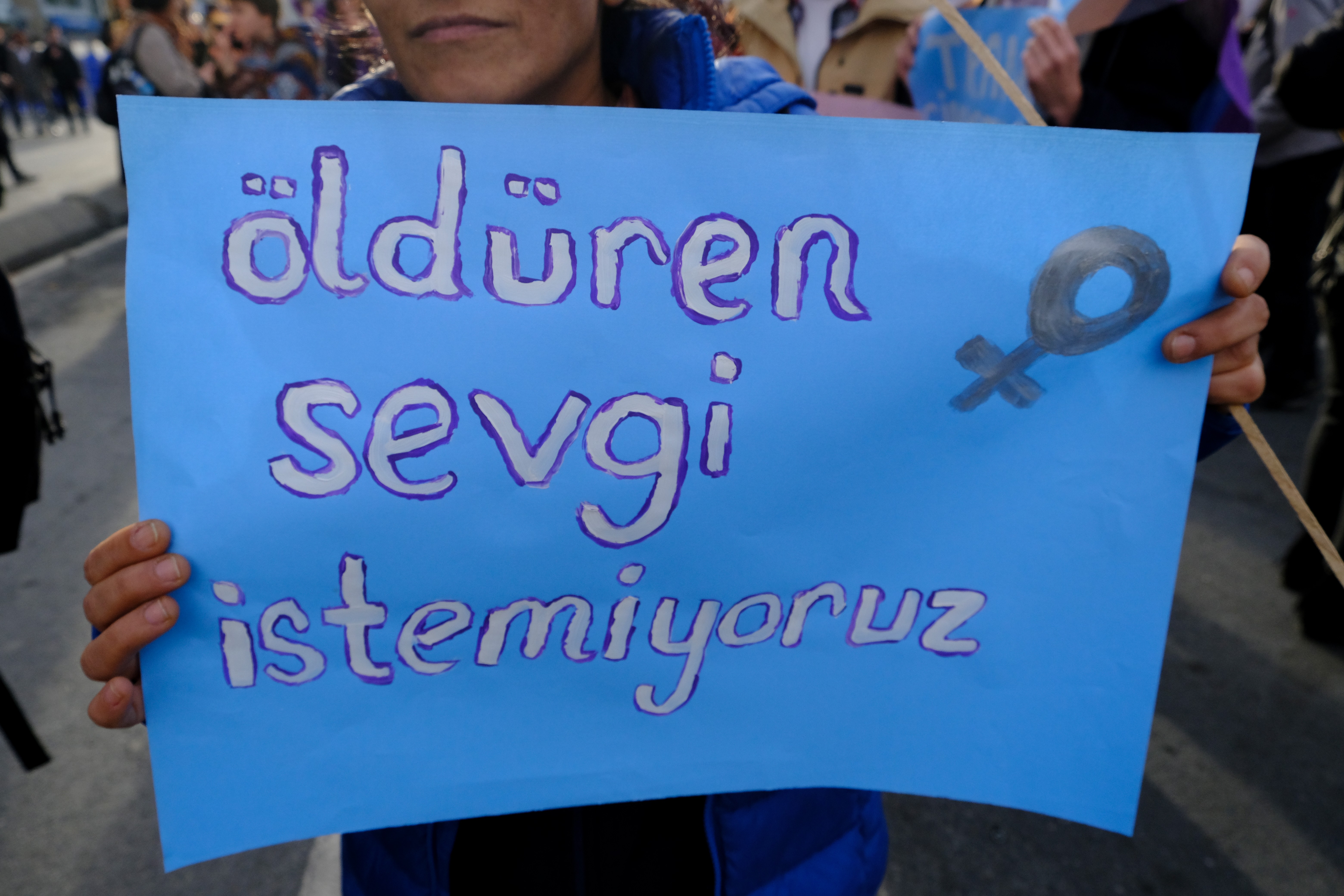 25 Kasım 2023'te İstanbul'da kadınların gerçekleştirdiği eylemde taşınan ve 'Öldüren sevgi istemiyoruz' yazılı bir döviz.