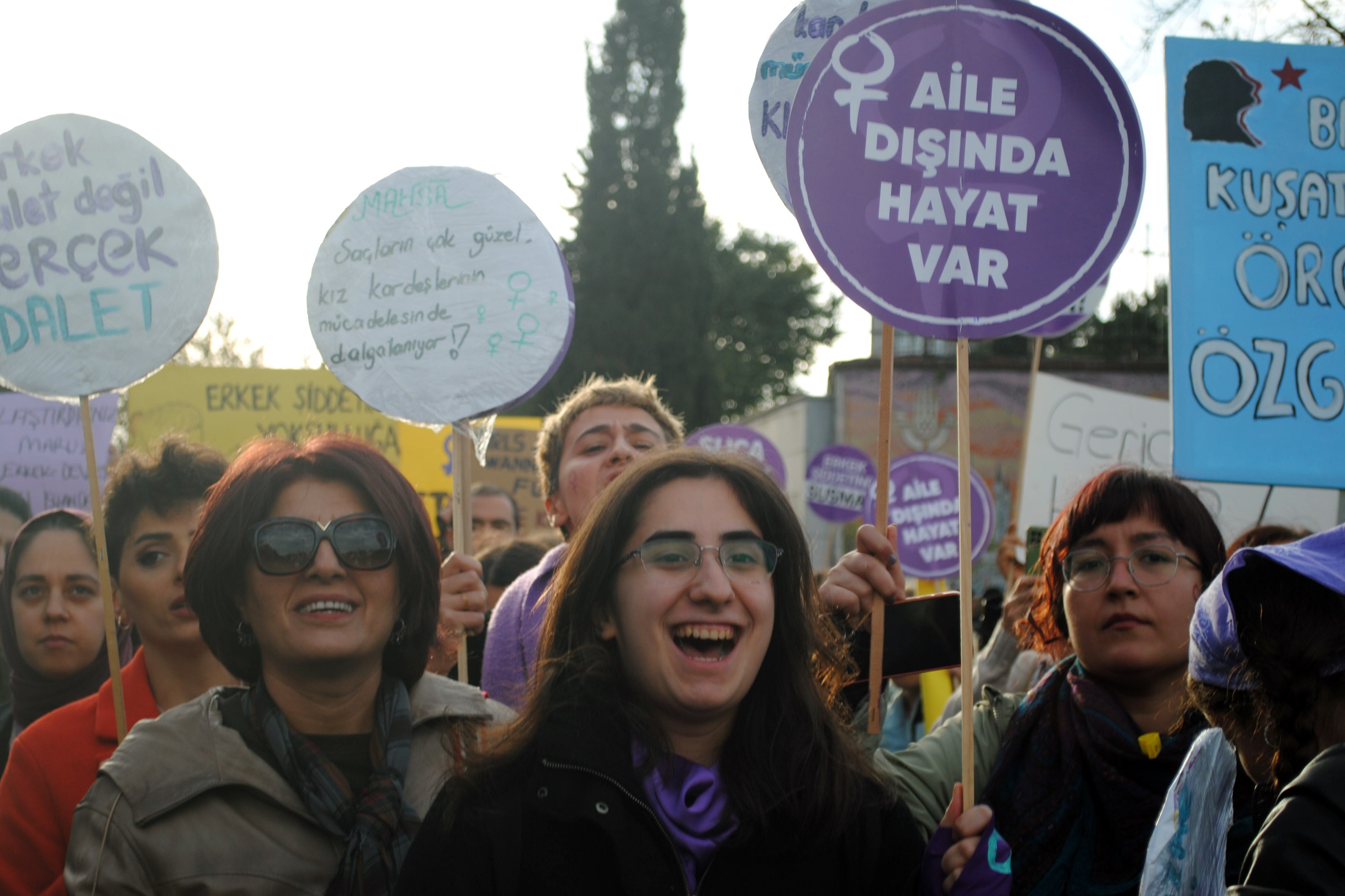 25 Kasım 2023'te İstanbul'da kadınların gerçekleştirdiği eylemden bir fotoğraf.