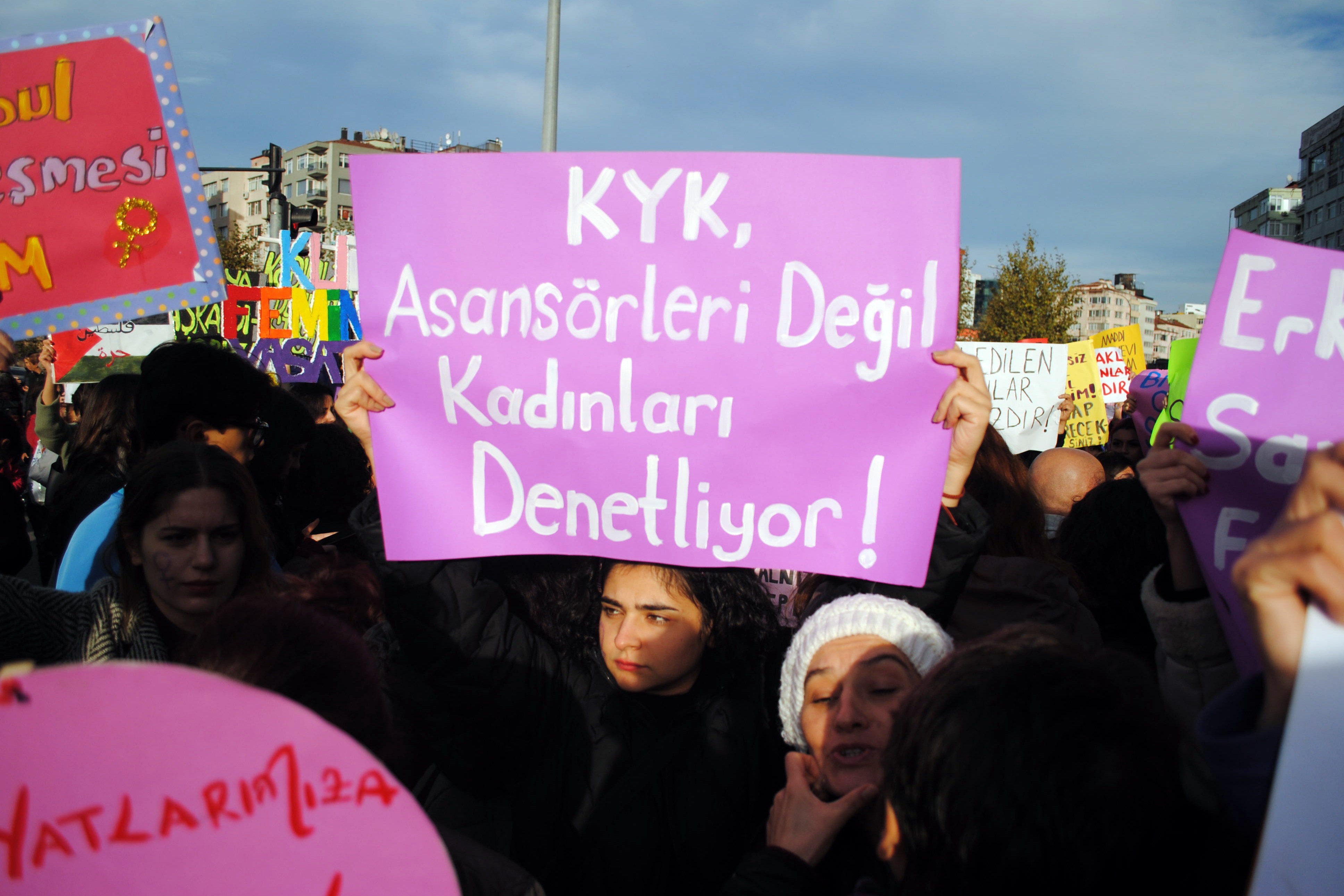 25 Kasım 2023'te İstanbul'da kadınların gerçekleştirdiği eylemden bir fotoğraf.