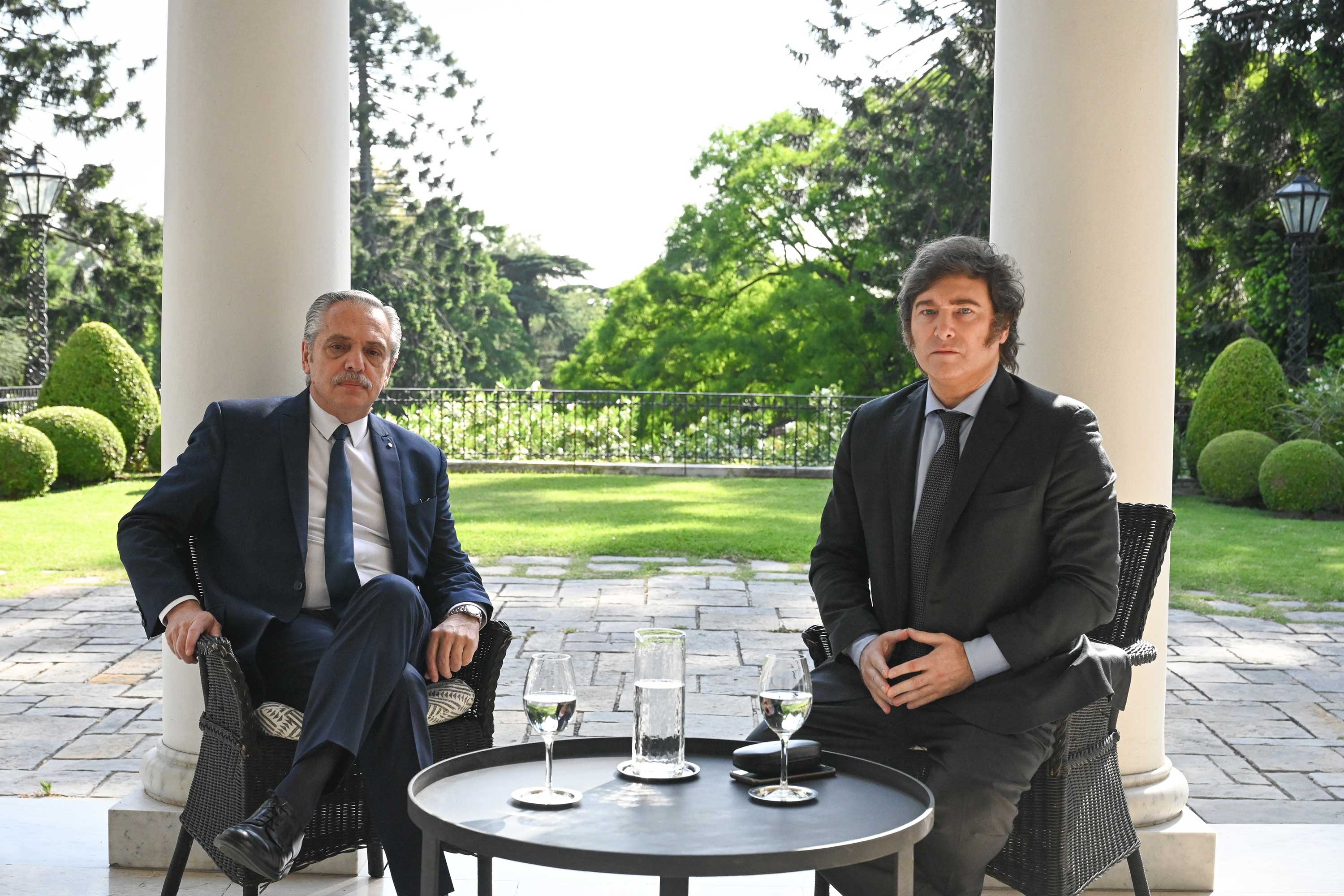 Alberto Fernández (solda) ve Javier Milei (sağda)