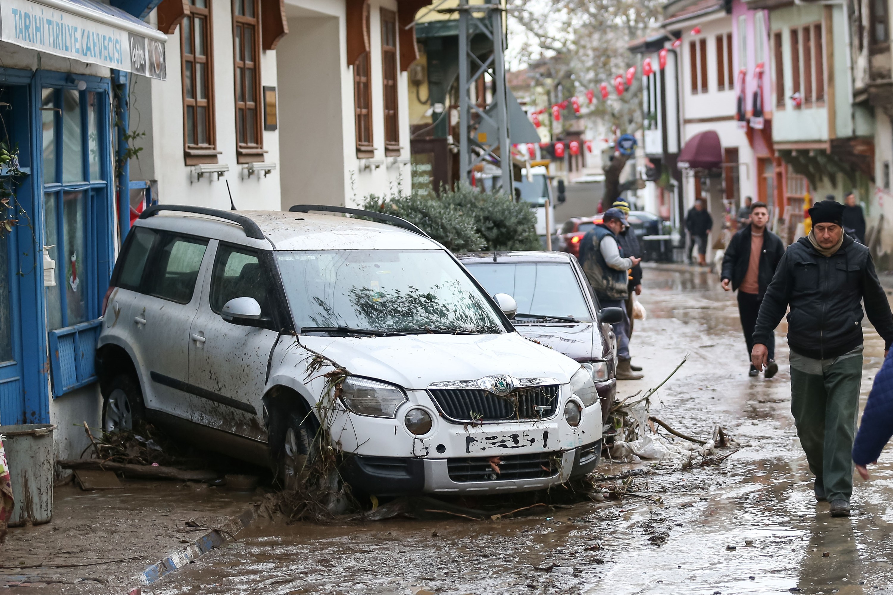 Su başkınında hasar gören yollar ve araçlar