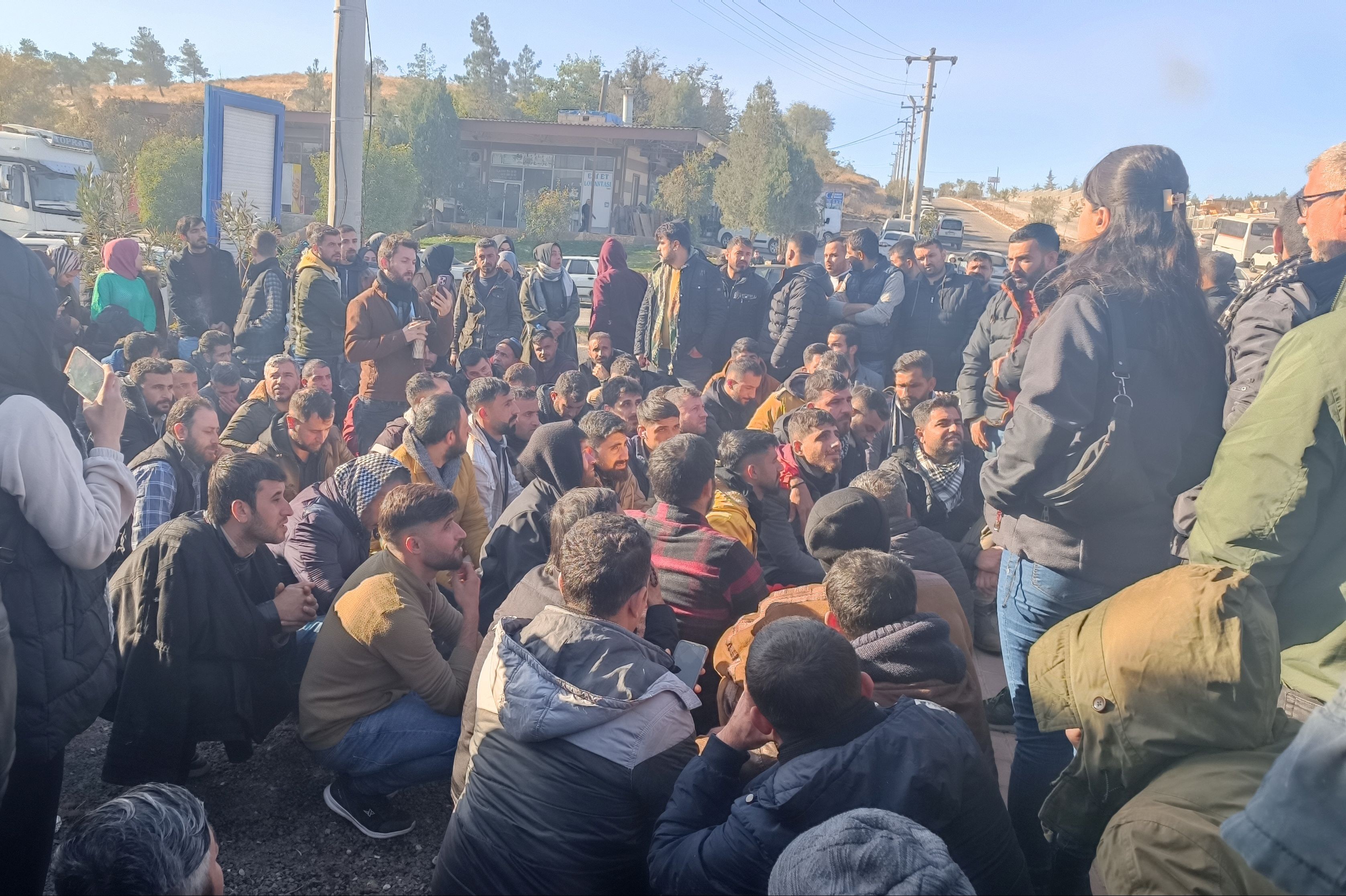 bir arada toplanan Özak Tekstil işçileri