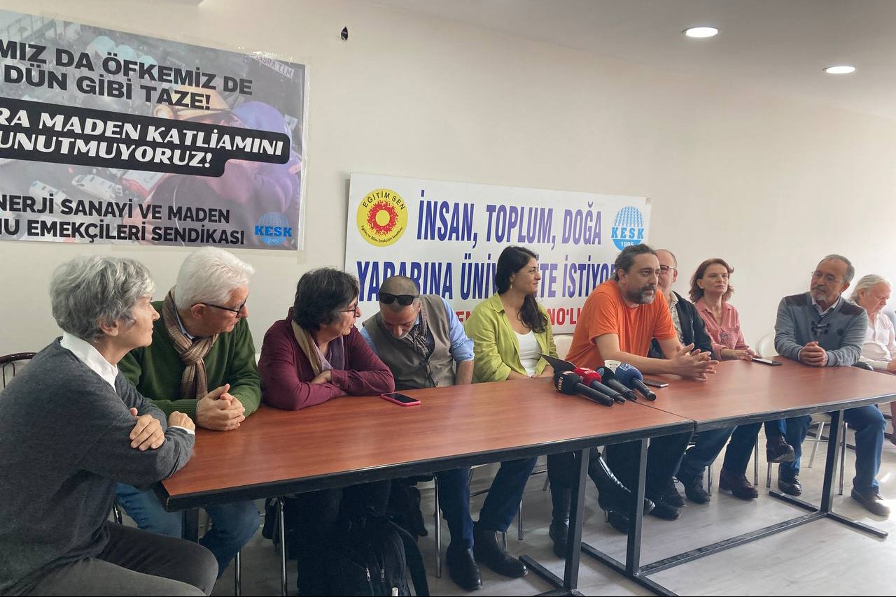 İzmir Eğitim Sen 3 No'lu Şube Barış Akademisyenleri açıklaması 