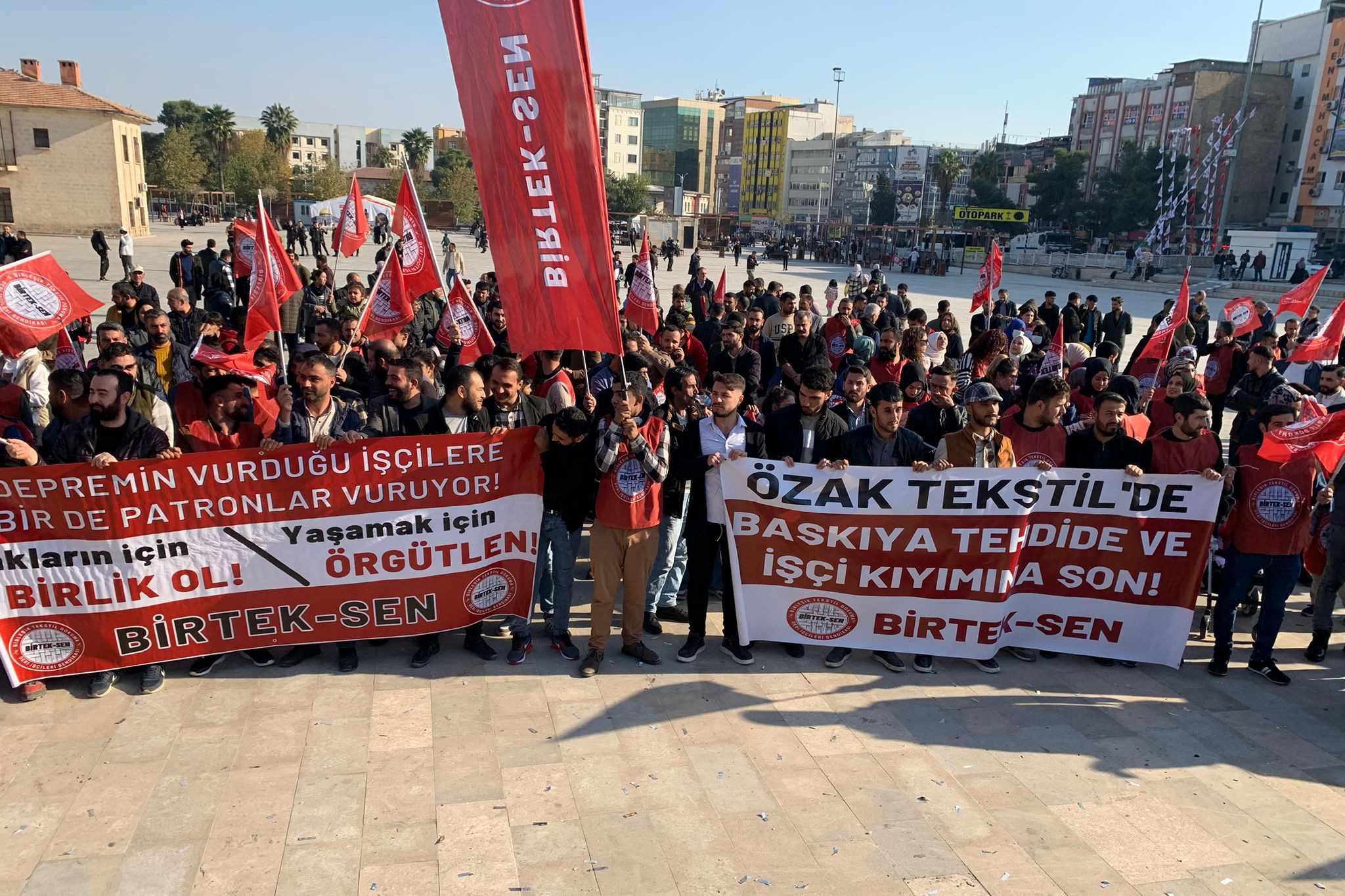 Özak Tekstil işçilerinin Urfa kent merkezinde gerçekleştirdiği açıklamadan bir fotoğraf.