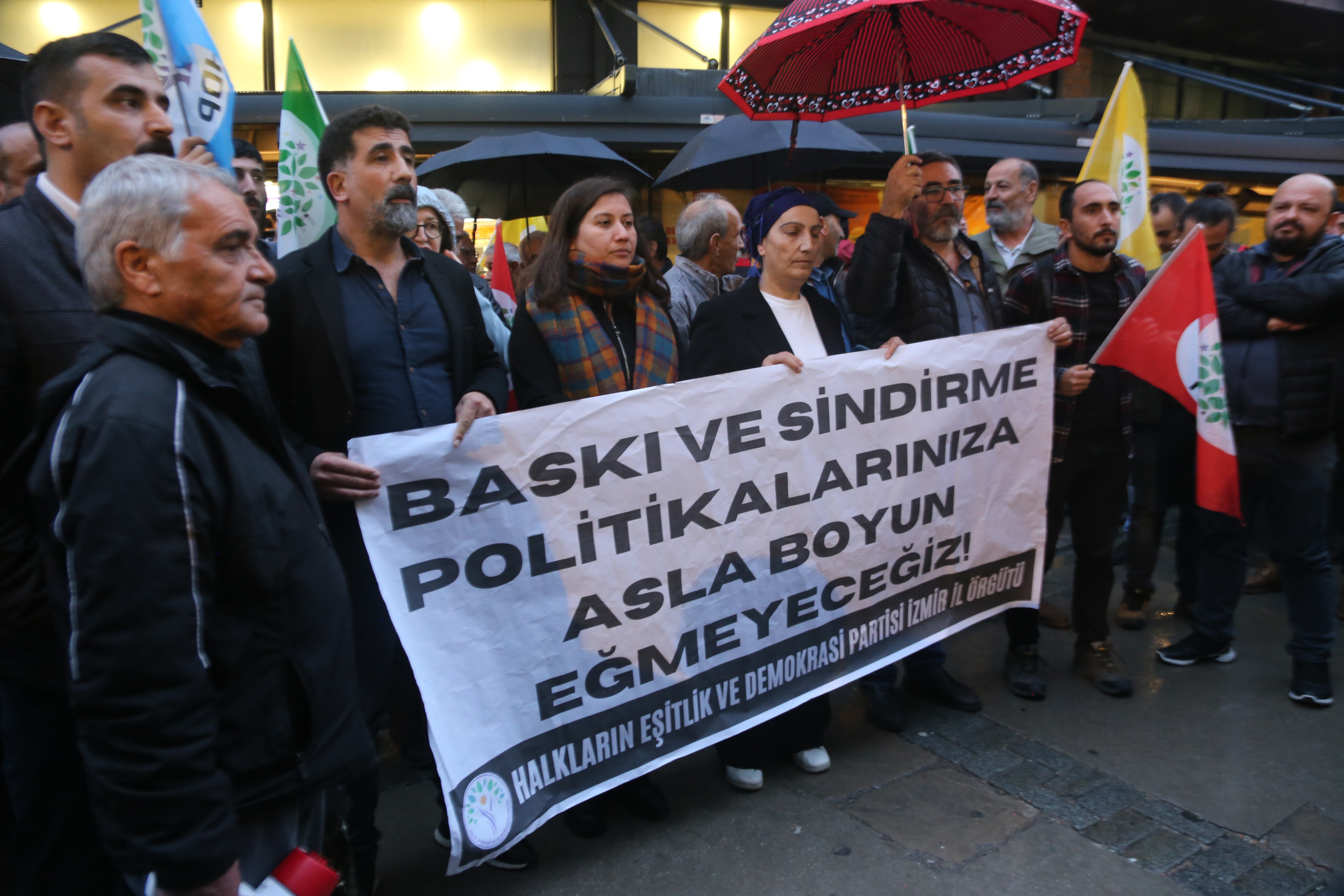 İzmir'de tutuklamalara tepki