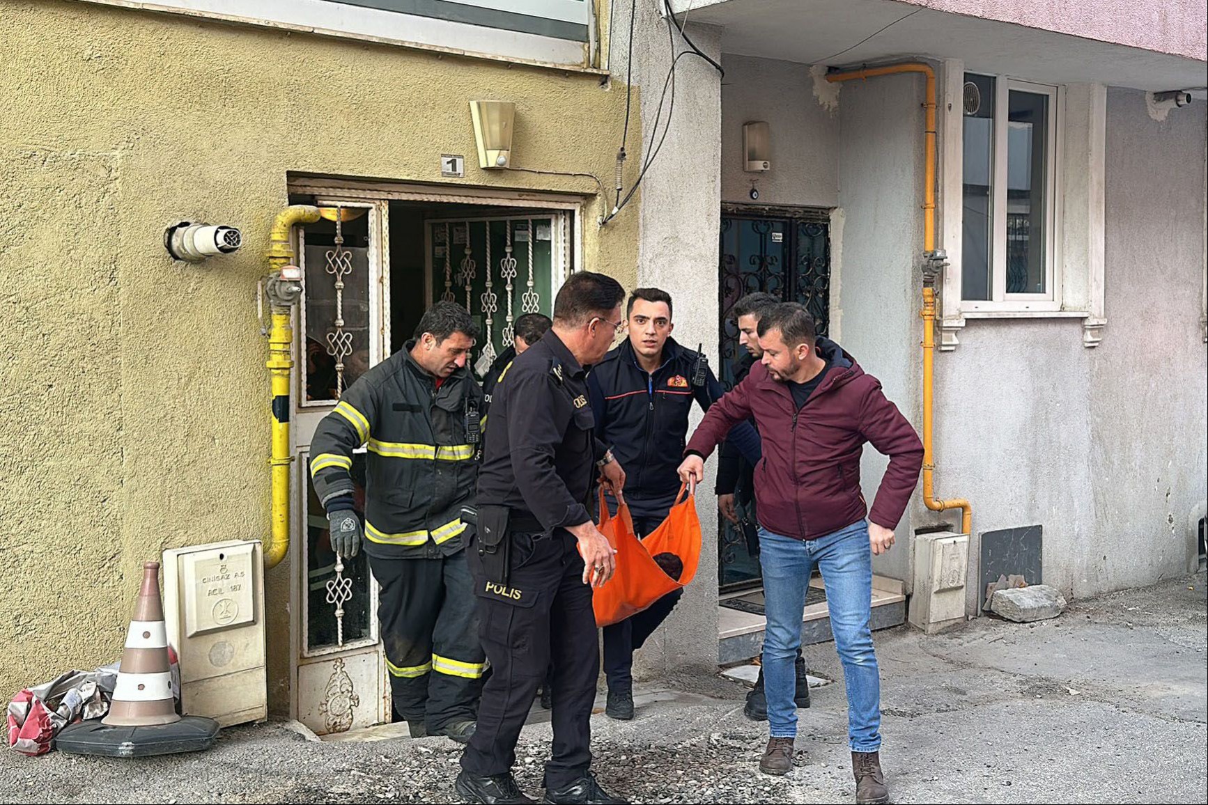 İntihara kalkışan kadın polis hastaneye kaldırılırken