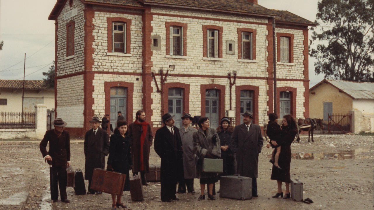 Theo Angelopoulos'un Kumpanya (The Travelling Players, 1975) filminden bir sahne