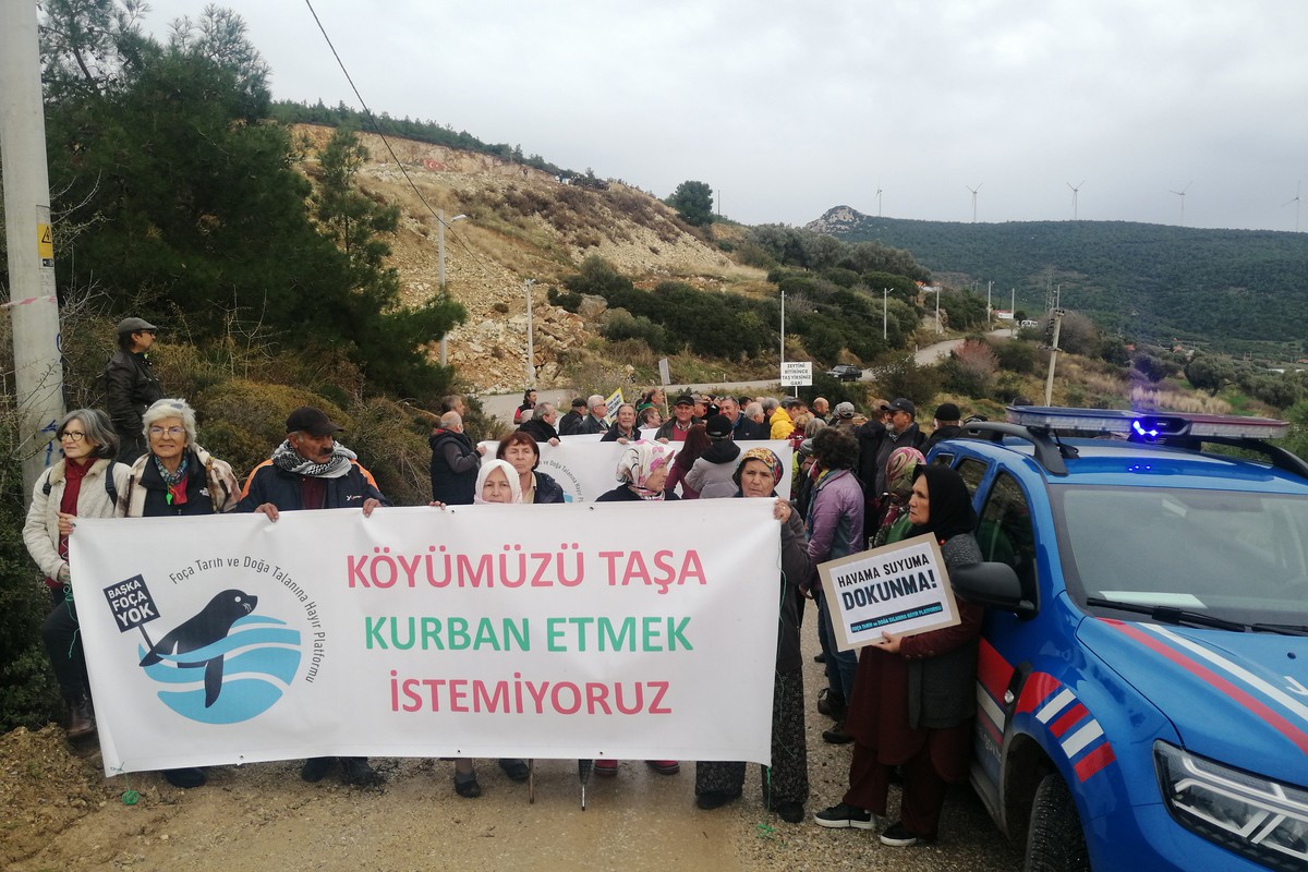 Köylerindeki taş ocağını protesto eden köylüler