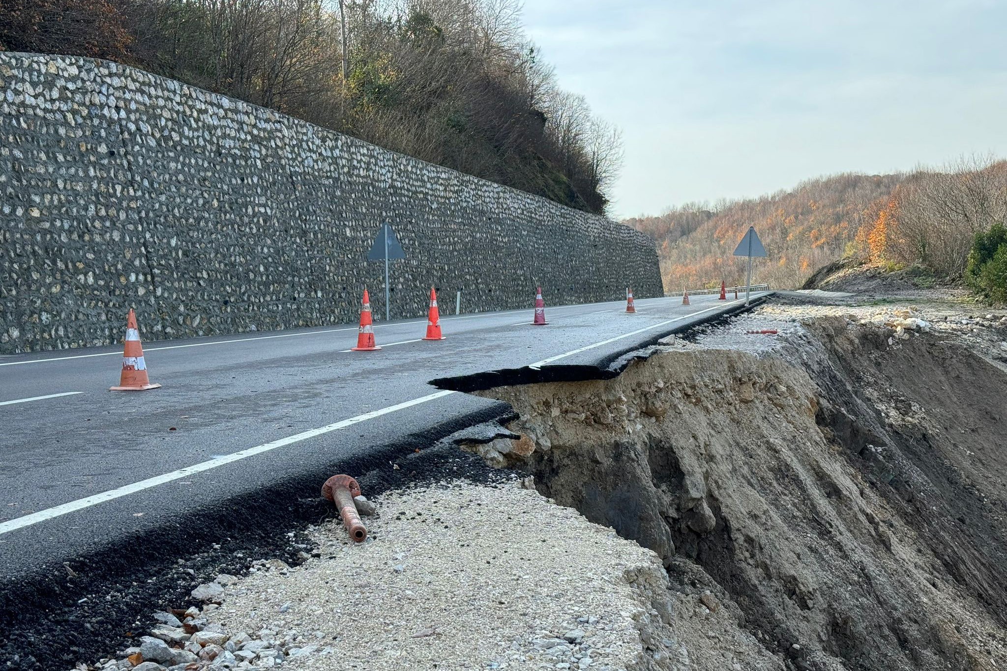 Bartın-Kastamonu kara yolunda meydana gelen heyelan