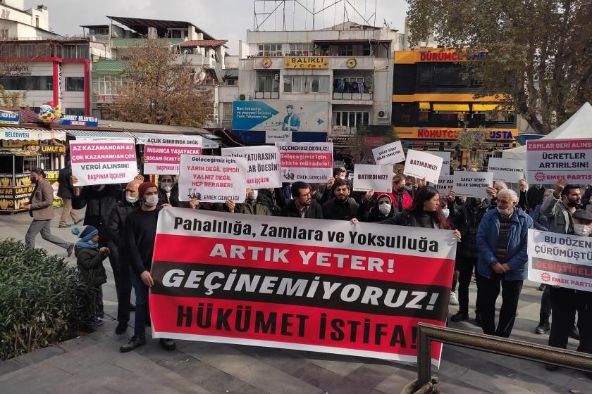 Pahalılığa, zamlara ve yoksulluğa artık yeter. Geçinemiyoruz hükümet istifa pankartını tutan eylemciler.