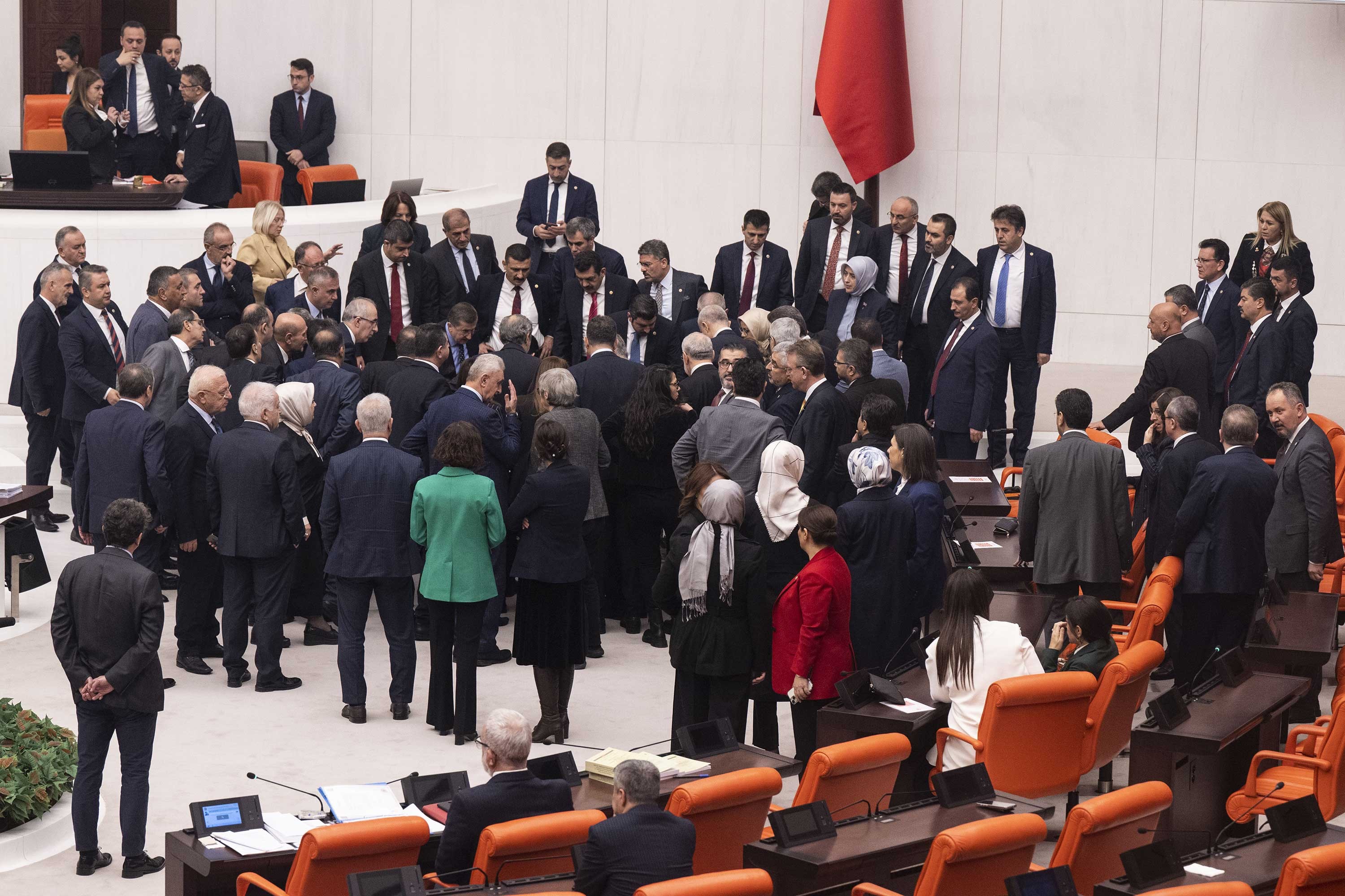 Saadet Partisi Milletvekili Hasan Bitmez, Meclis Genel Kurulu'nda konuşma yaparken fenalaştı