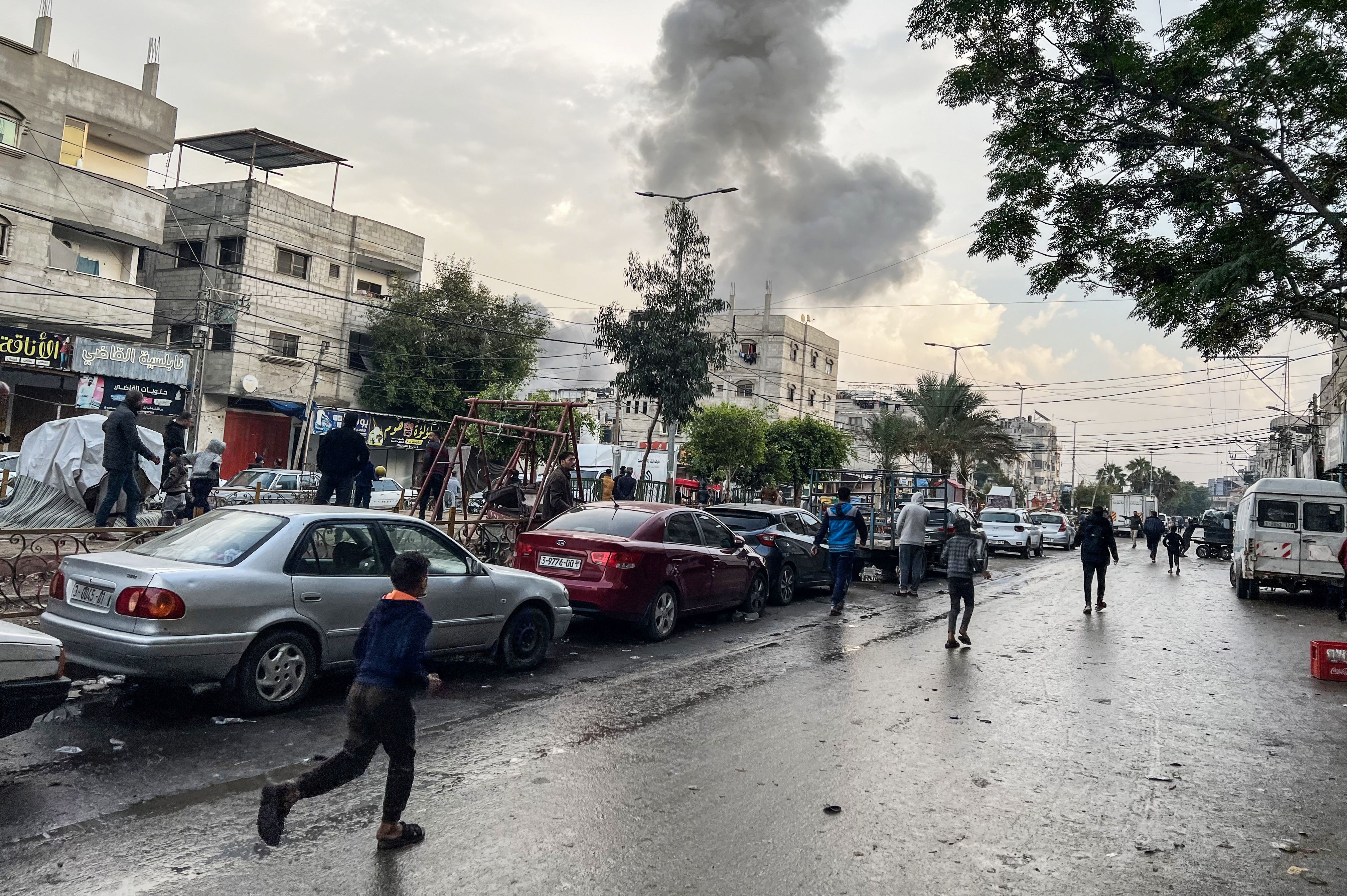 Gazze'de bombardıman, koşan siviller