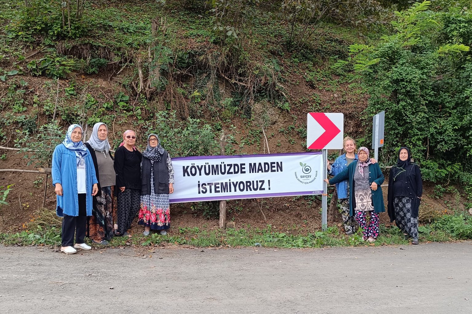 Köyümüze maden istemiyoruz pankartıyla kadınlar