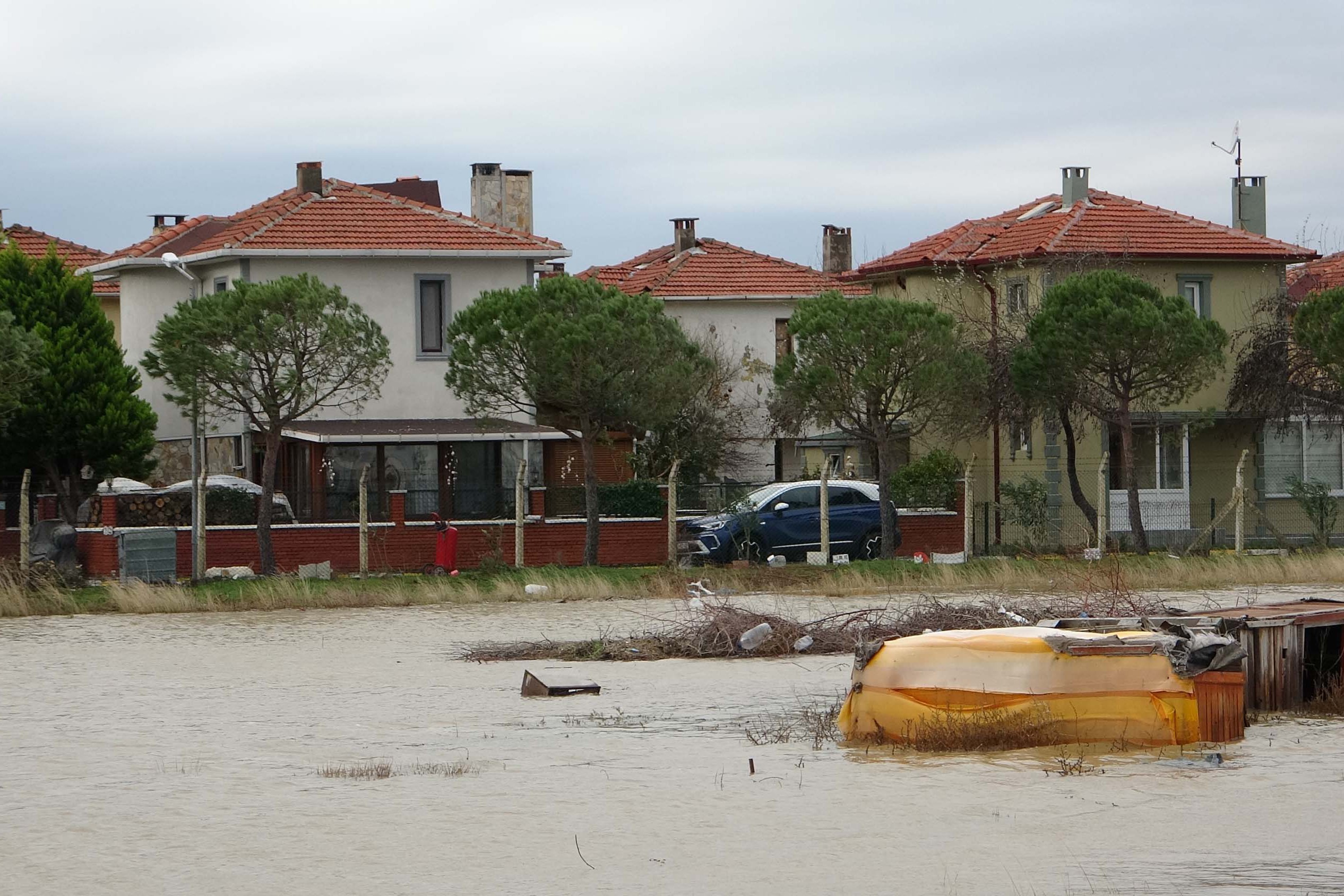 Çanakkale'de çekilmeyen sular yollarda