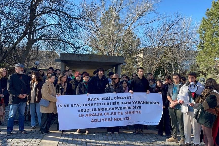 Kaza değil cinayet: iş ve staj cinayetleri bir daha yaşanmasın yazılı pankartı tutan ODTÜ öğrencileri.