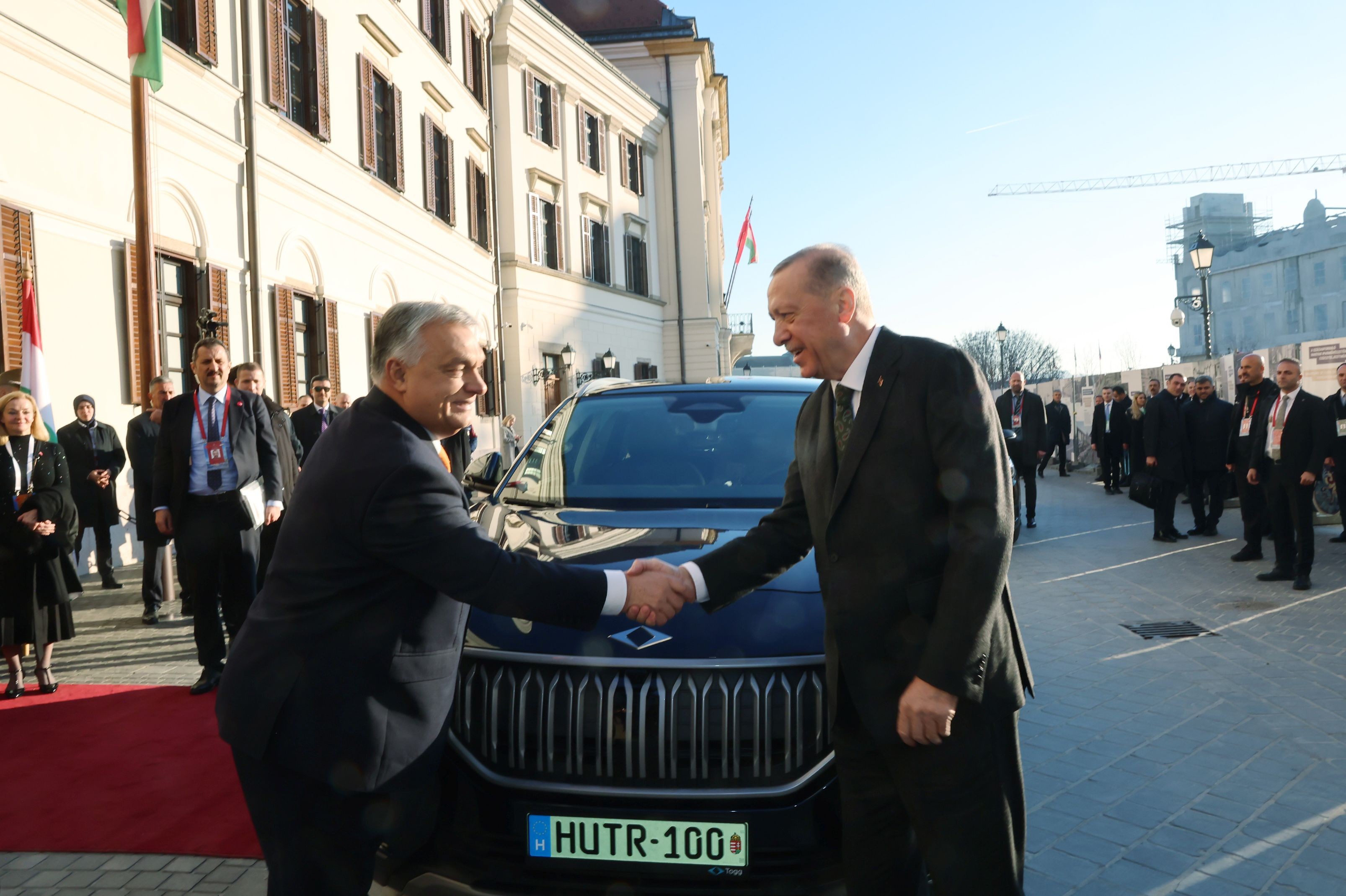 Erdoğan ve Orban, Togg önünde el sıkışıyor