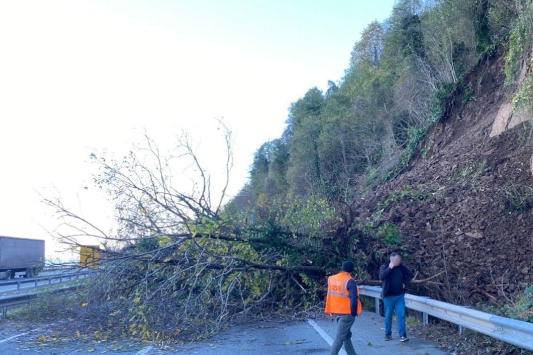 Karadeniz Sahil Yolu'nda meydana gelen heyelan